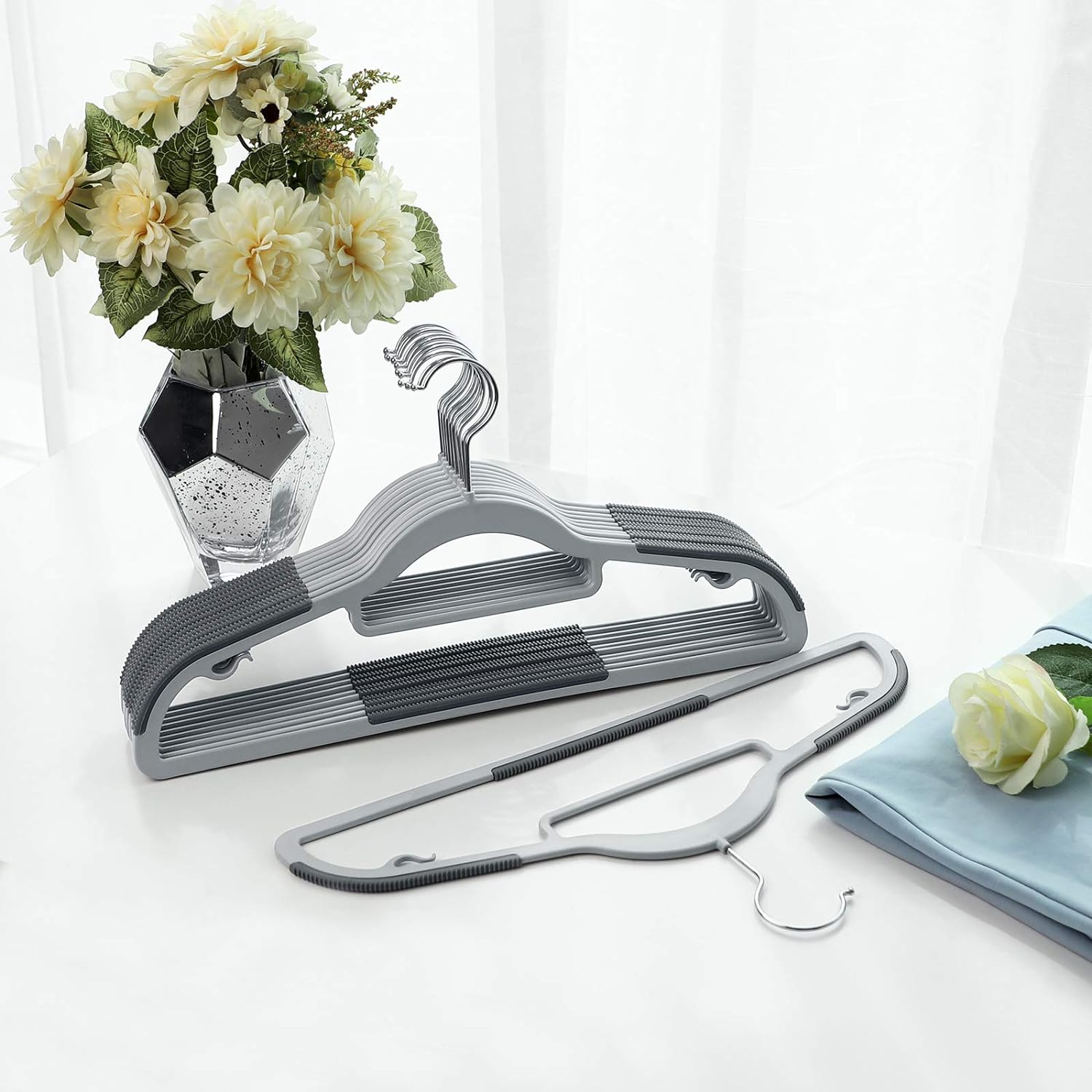 SONGMICS Set de 30 de umerase pentru haine, anti-alunecare, bara de cravata si carlig pivotant, 42cm, gri