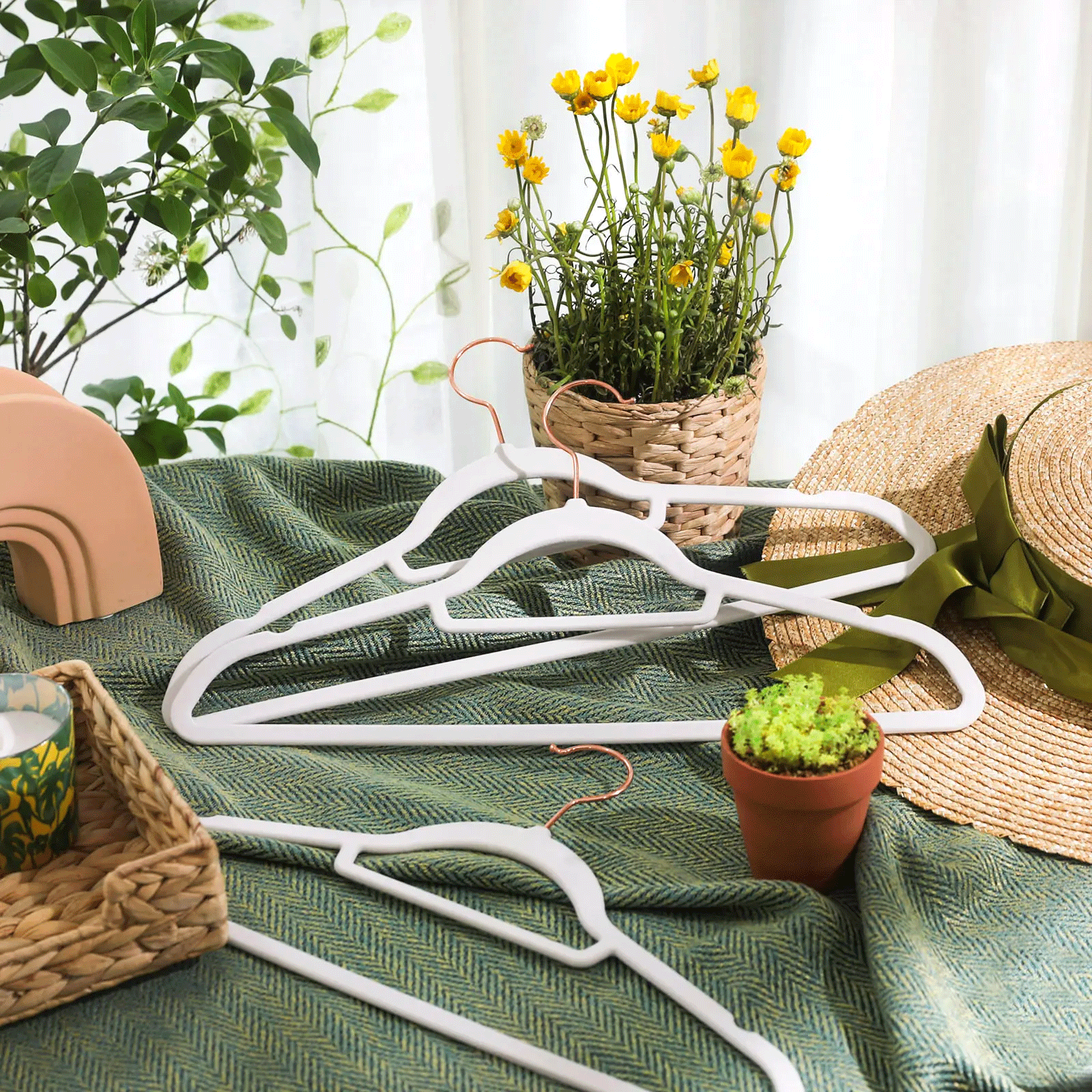 SONGMICS Set de 30 de umerase pentru haine, anti-alunecare cu catifea, bara de cravata si carlig pivotant, 43,5 cm, alb
