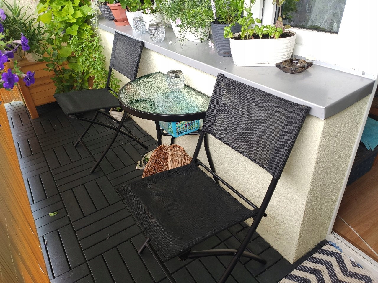Set mobilier gradina sau balcon, masa semirotund sticla cu 2 scaune pliabile, gri