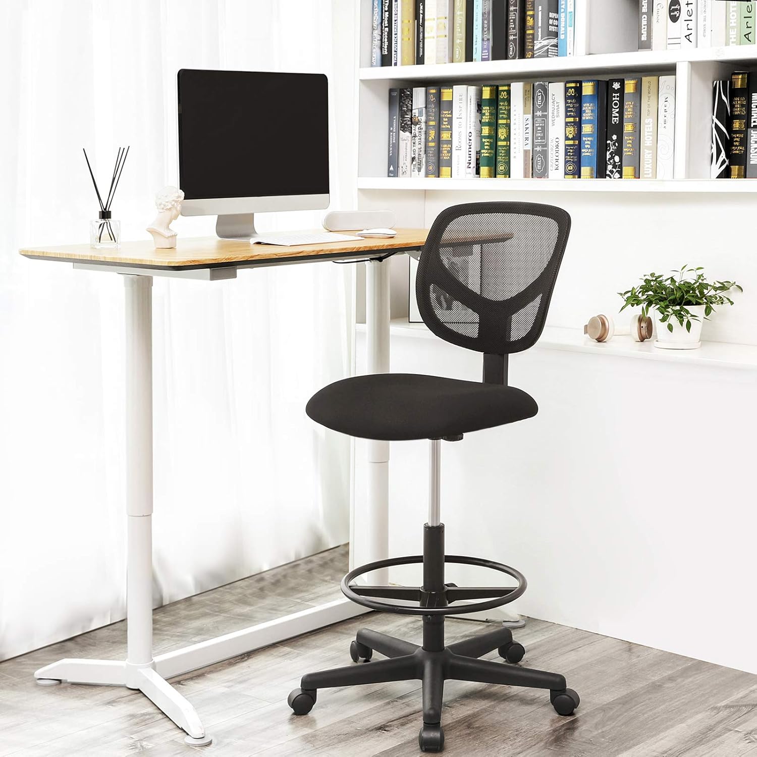 SONGMICS Scaun de birou inalt pentru atelier sau studio, fara brate, cu suport picioare, reglabil pe inaltime, 64x64x117 cm, negru