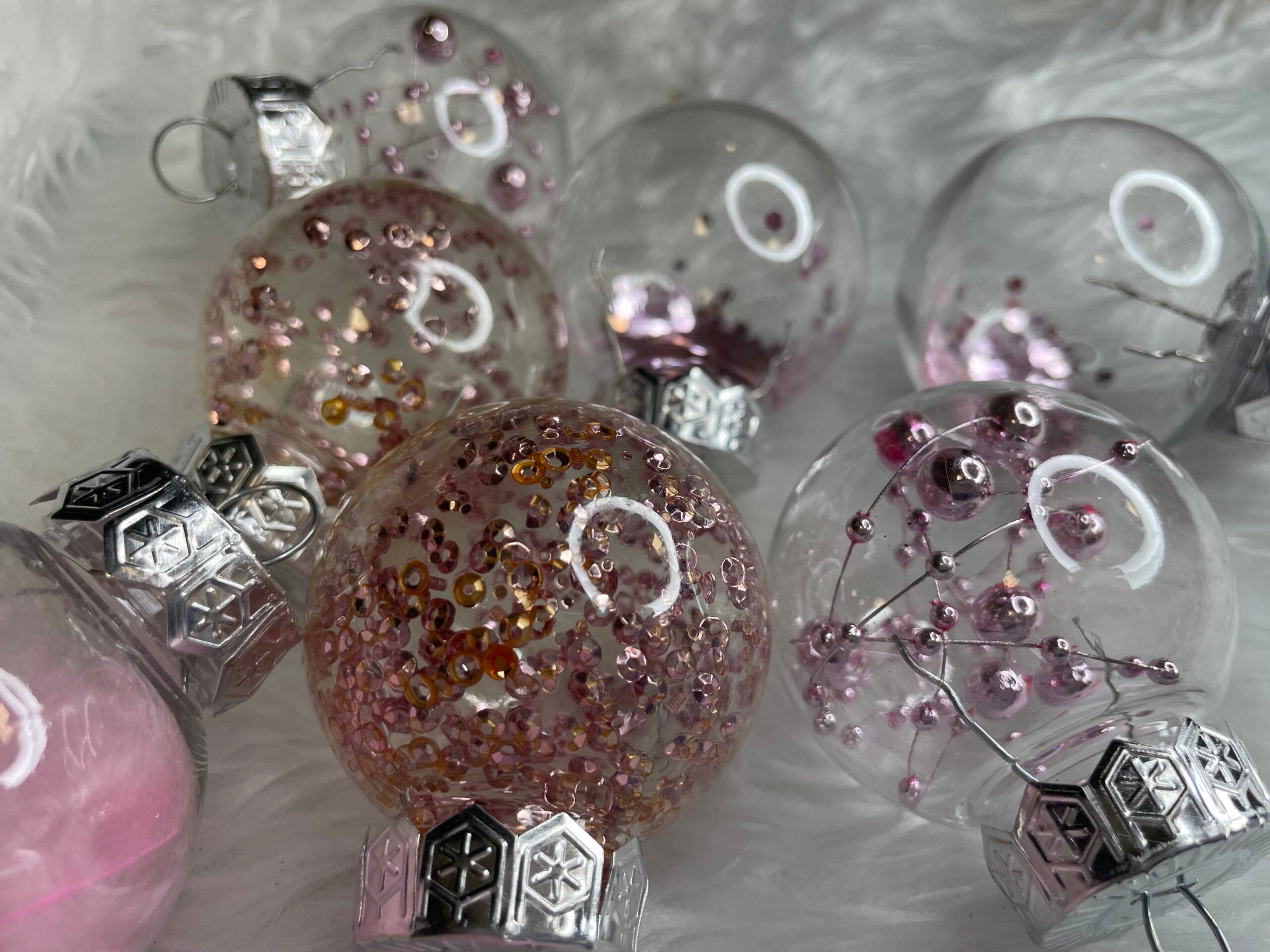 Set globuri de Craciun Inedit, 24 bucati, 5cm, transparente si roz pal