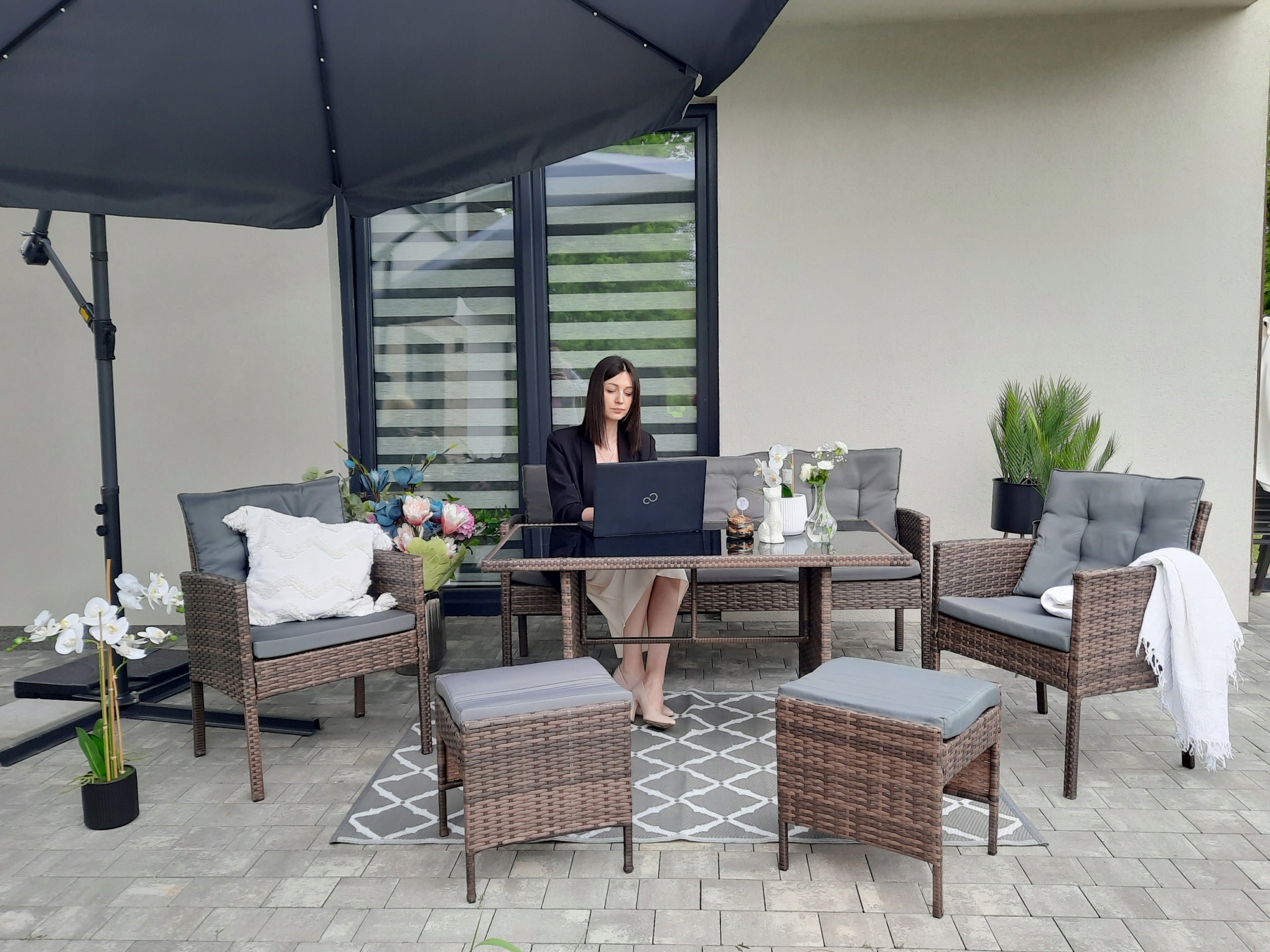 Set mobilier gradina 6 piese, rattan sintetic si otel, canapea 3 locuri, masa sticla, maro si gri