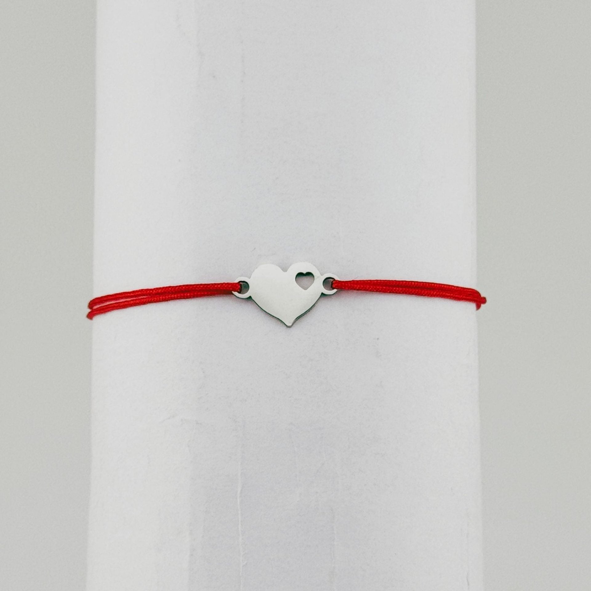 Bratara Martisor pentru Dama, Model Inima, Set 12 bucati, Pandativ Argintiu din Inox cu Snur Rosu Ajustabil