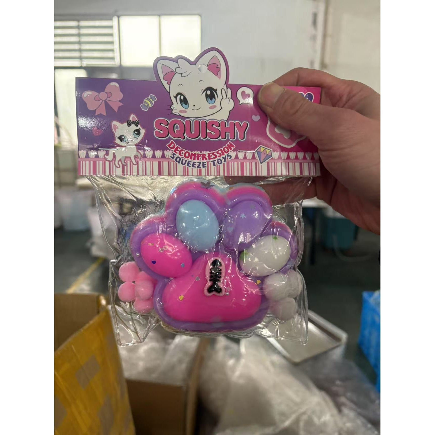 Jucarie Antistres Squishy, cu Revenire Lenta, Model Labuta de Pisica, cu Pestisor, 220g, 12.5 x 10.5 cm Squeeze Pinch Family, Ambalaj Transparent, Roz-Multicolor