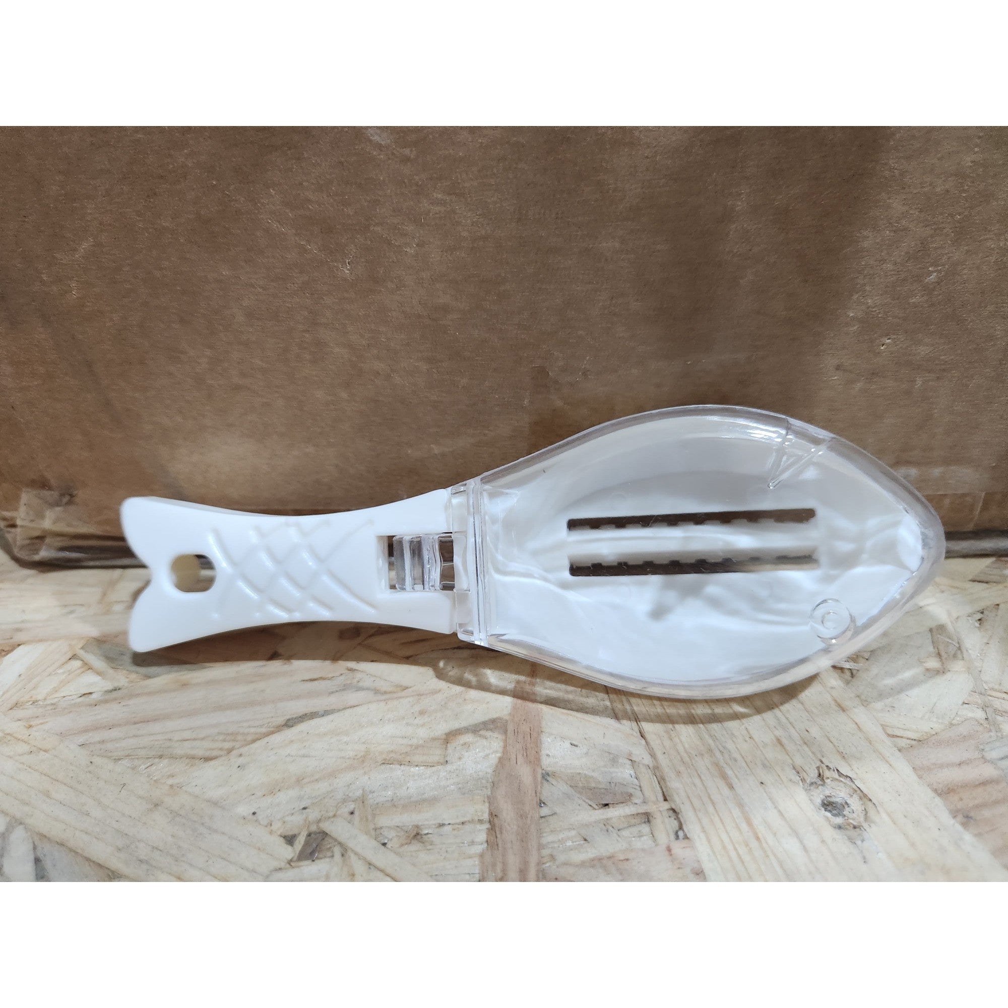 Curatator de Solzi de Peste, Manual, Forma Peste, cu Compartiment de Colectare, din Plastic, 15.5x5.5 cm, Alb