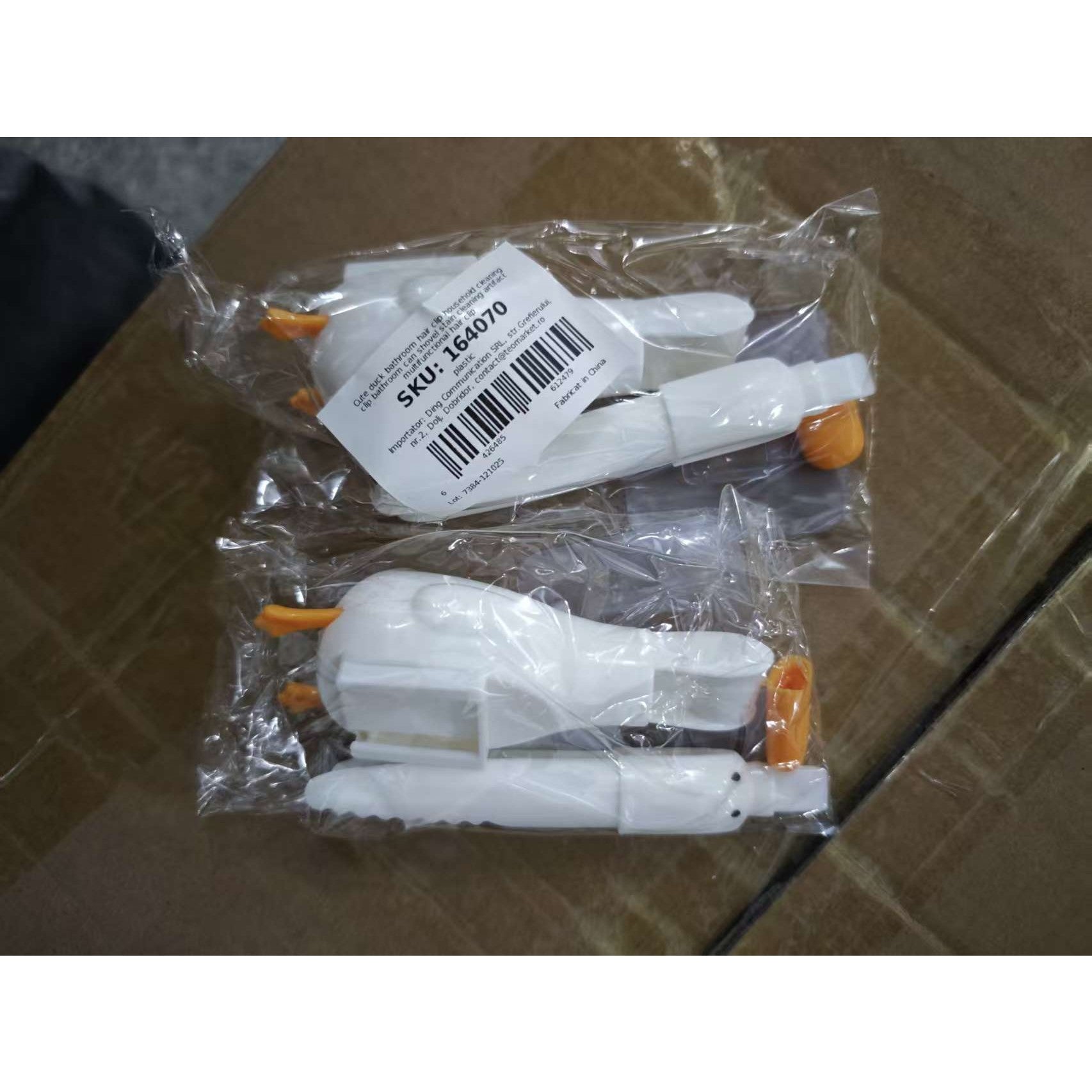Cleste Multifunctional, 2in1, Cleste pentru Parul Cazut si Mini Racleta pentru Depuneri, din ABS, Model Rata, Alb