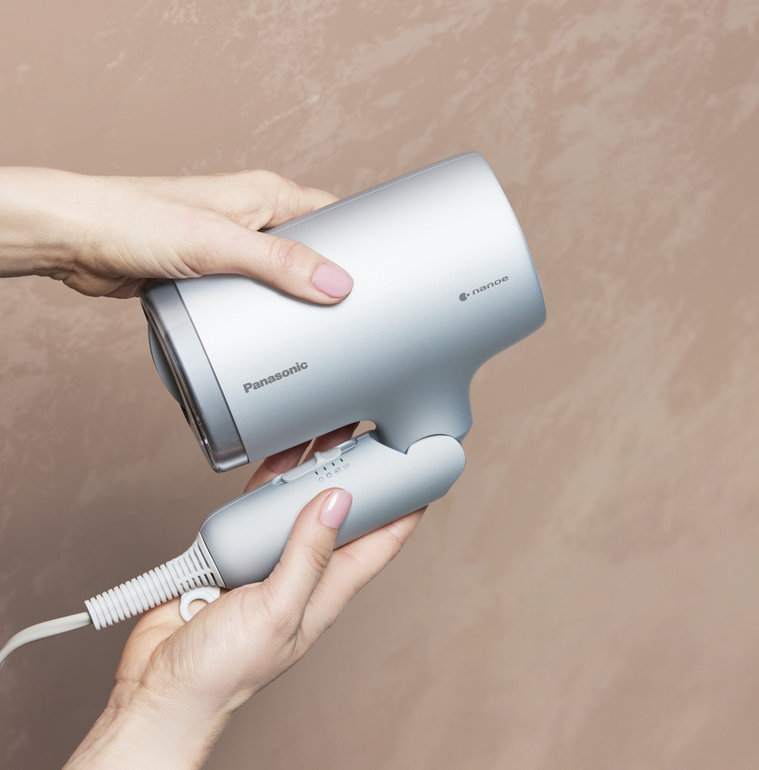 Uscator de par Panasonic EH-NA7M-H825, cu tehnologie nanoeTM (1600W, 3 temperaturi, duza pentru uscare rapida), gri "EH-NA7M-H825"