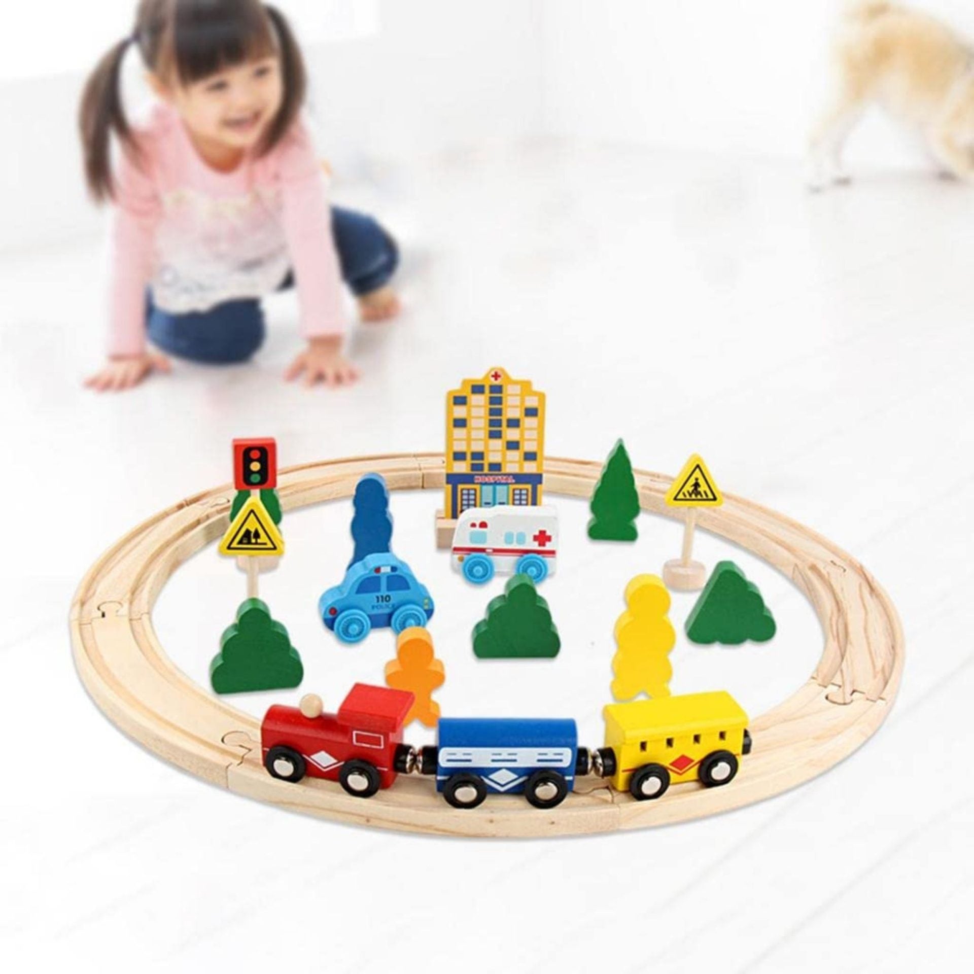 Set Circuit Trenulet din Lemn, Locomotiva Electrica cu Sine de Lemn, 26 Piese, Jucarie Educativa Montessori, Masini de Interventie si Accesorii Oras, 3 ani+, Multicolor
