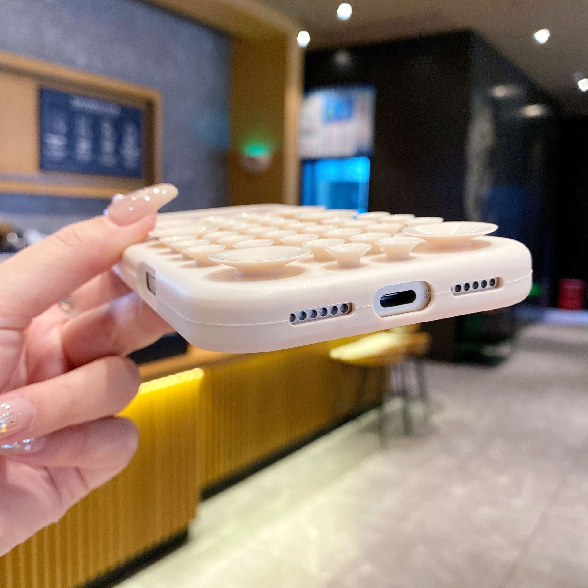 Husa cu Ventuze, Compatibila iPhone 17 Air, din Silicon, Interior Microfibra, Crem