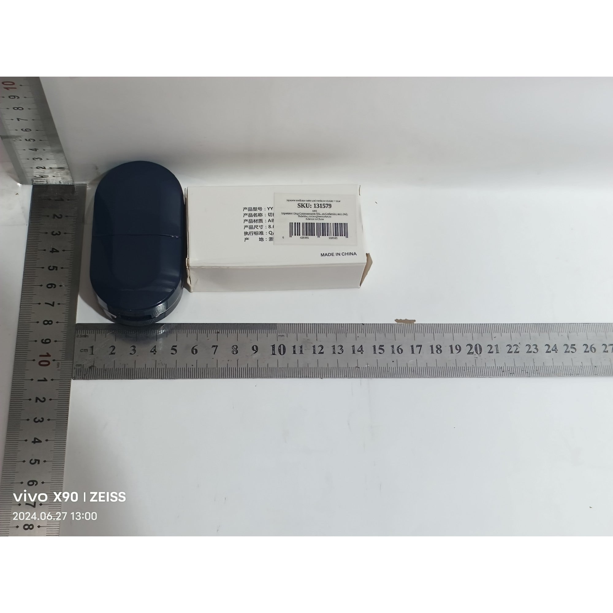 Organizator medicamente, Dispozitiv Taiere/Sfaramare Pastile, Ideala pentru Calatorii, Portabila, Perie pentru Curatare, Compartiment depozitare, 8.5x4.5x2.5 cm, Albastru