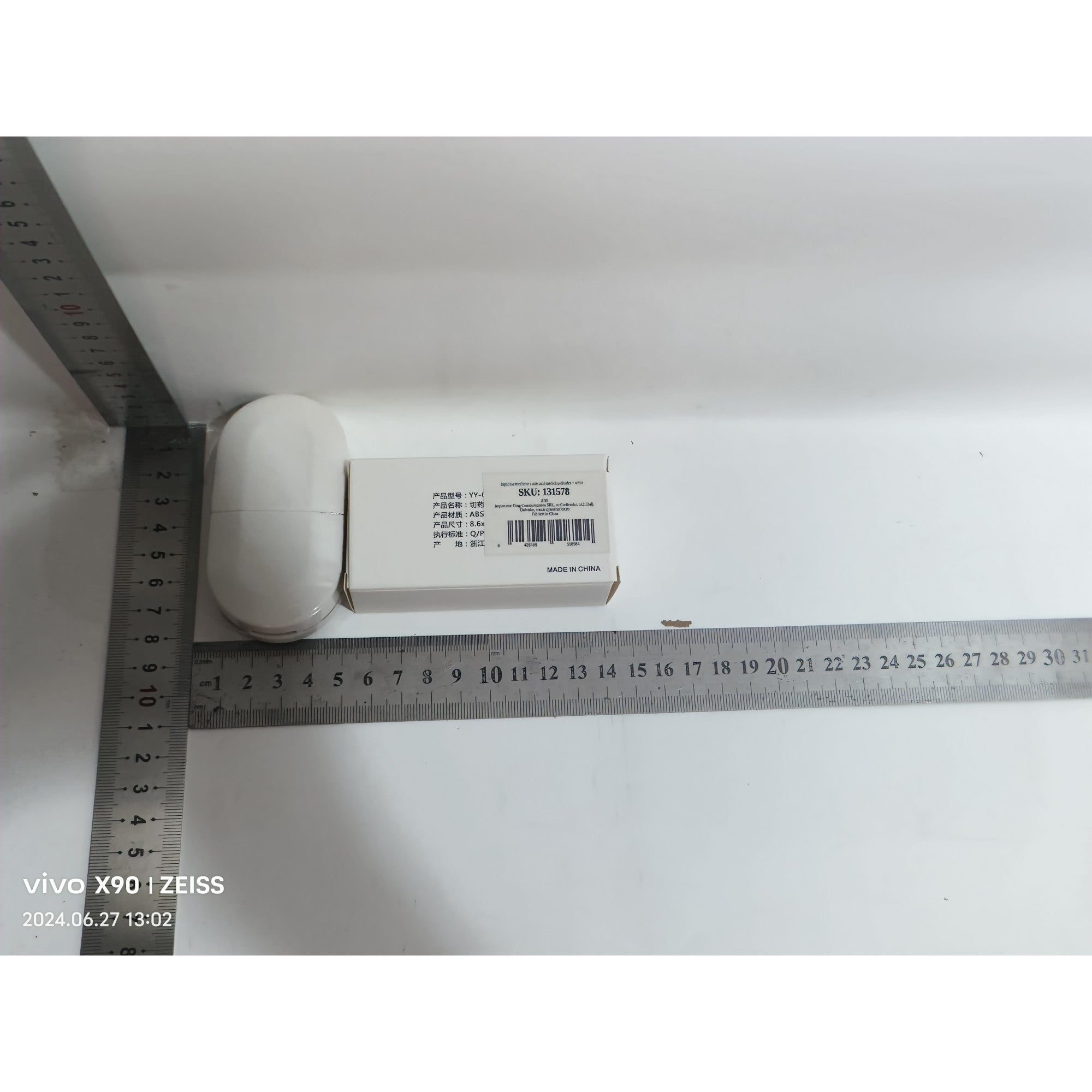 Organizator medicamente, Dispozitiv Taiere/Sfaramare Pastile, Ideala pentru Calatorii, Portabila, Perie pentru Curatare, Compartiment depozitare, 8.5x4.5x2.5 cm, Alb