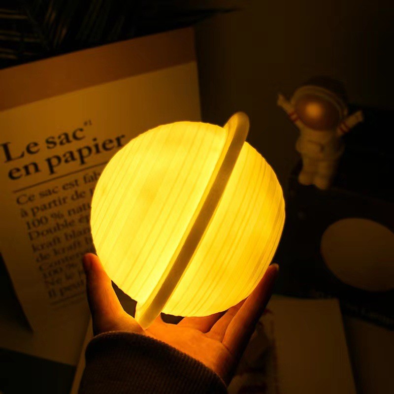Lampa de Veghe, Model Planeta Saturn, 3D, Lumina Alb Cald, Suport din Plastic, cu Baterii, 13 cm, Alb