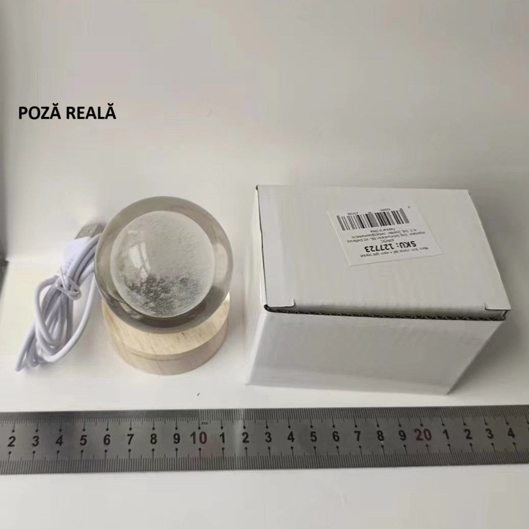Lampa LED Decorativa, cu Bila de Cristal cu Diametru 6cm, Model Luna 3D, Alimentare USB, Suport din Lemn, Lumina Alb Cald