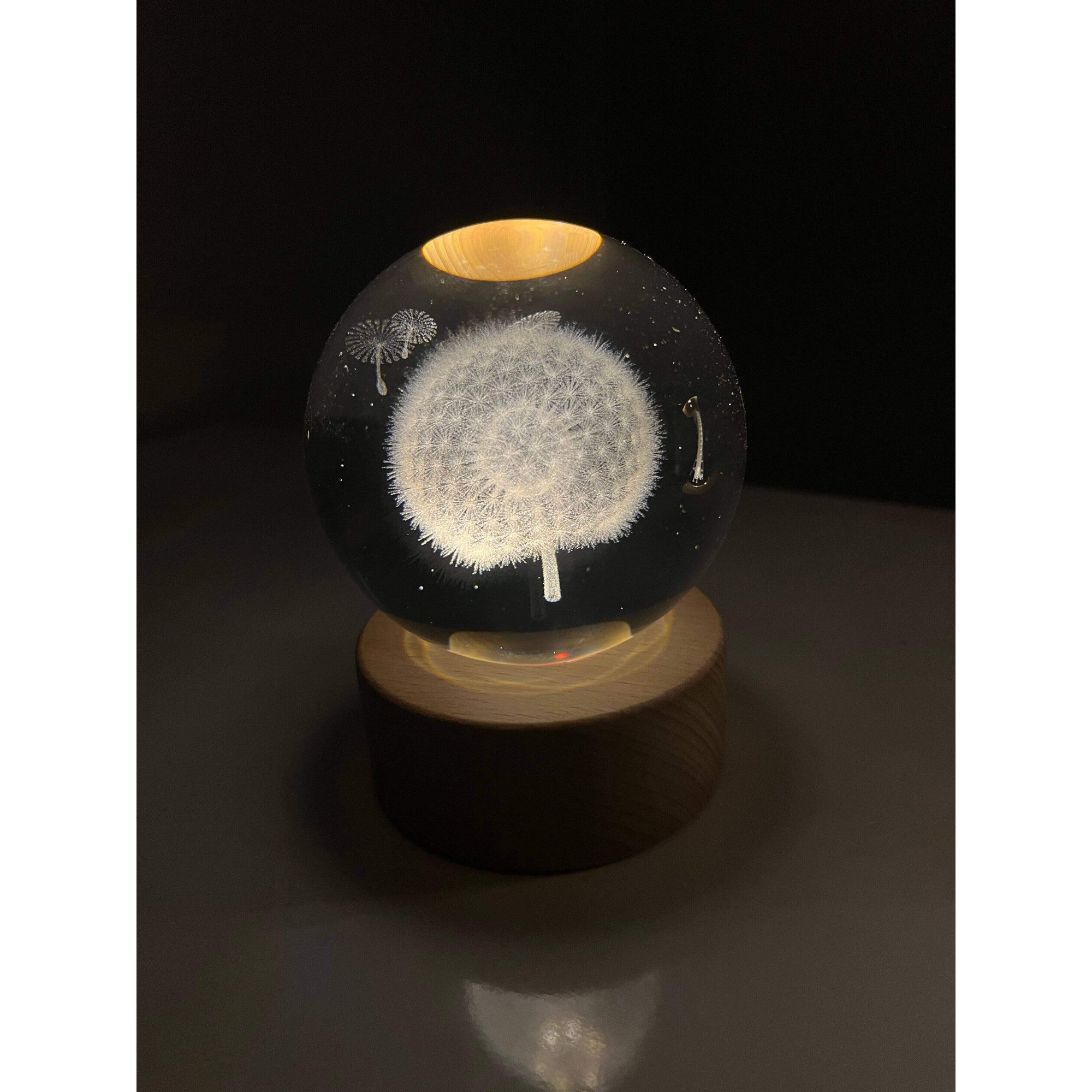 Lampa LED Decorativa, cu Bila de Cristal cu Diametru 6cm, Model Papadie 3D, Alimentare USB, Suport din Lemn, Lumina Alb Cald