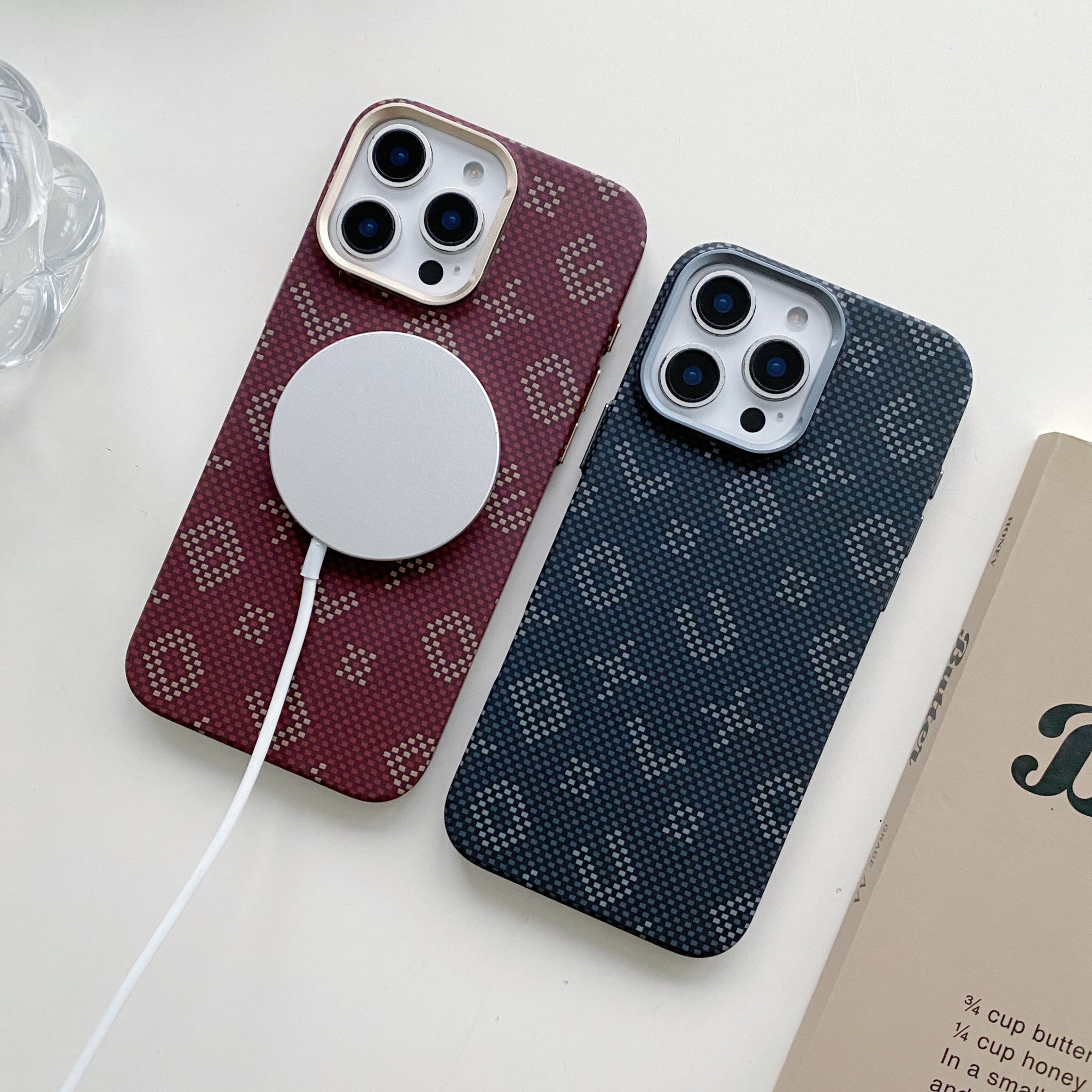 Carcasa Magnetica, Compatibila Apple iPhone 15 Pro Max, din Fibra de Carbon, Litere Fosforescente, Portocaliu
