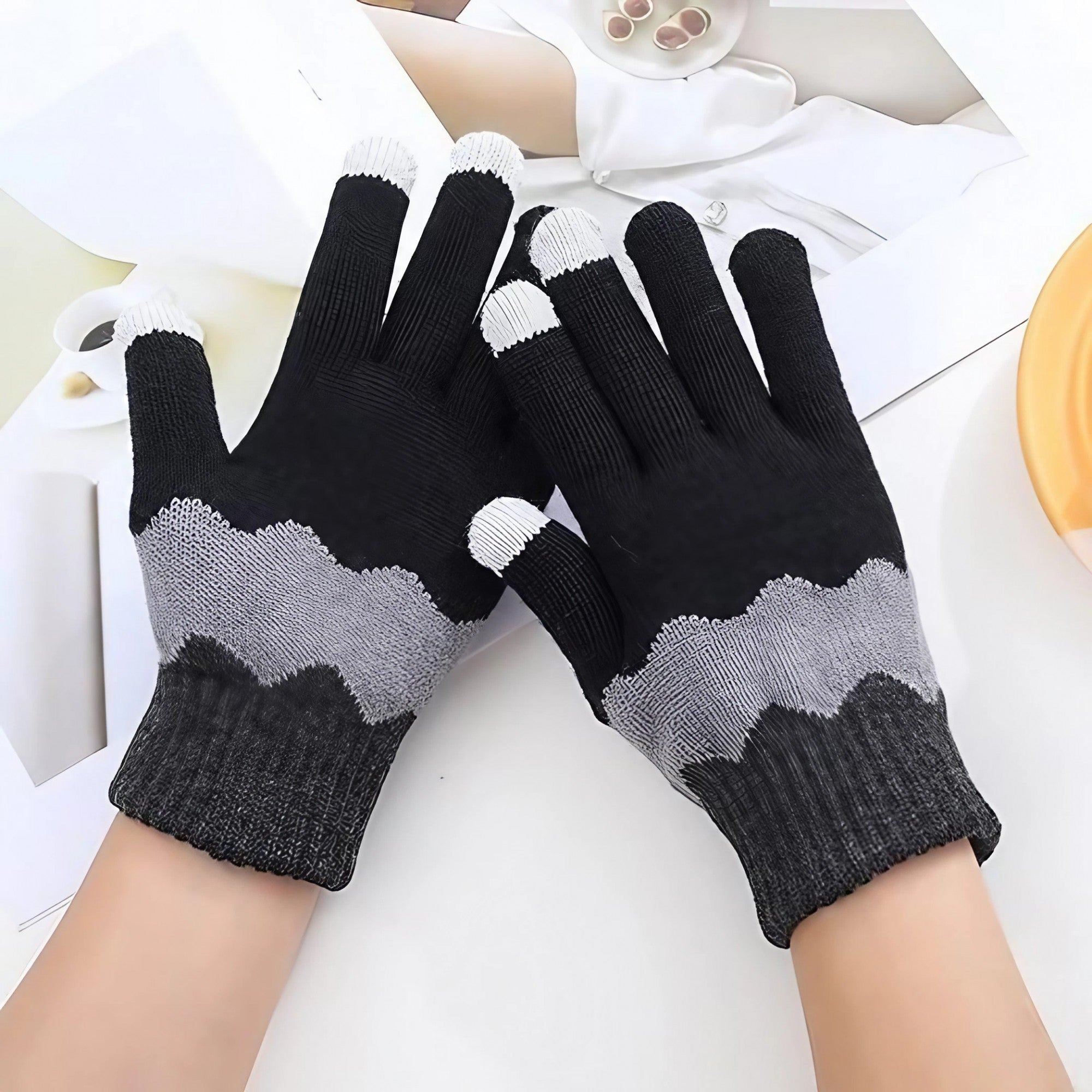 Manusi de Dama, Model Ondulat, Functie Touchscreen (ecran tactil), Material Acril Tricotat, Manseta Elastica, Interior Catifelat, Marime Universala, Negru/Gri