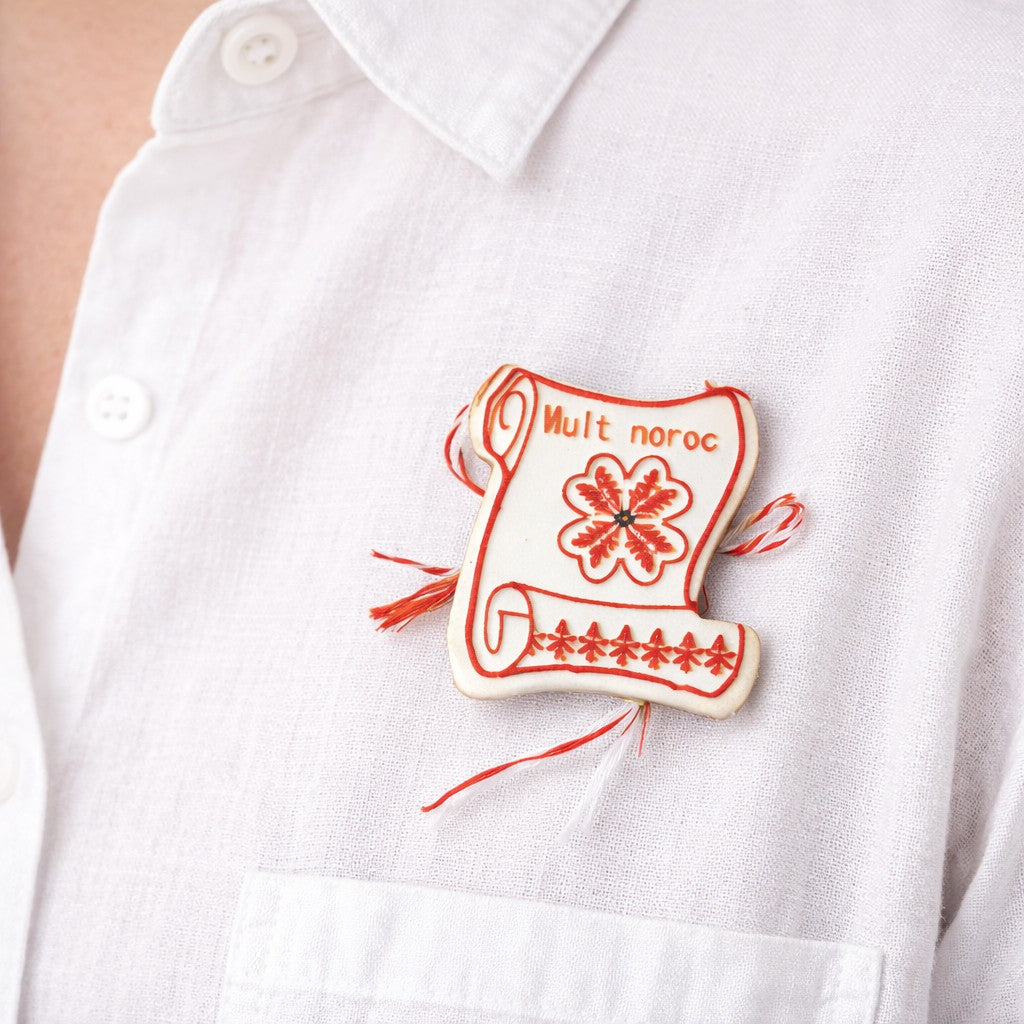 Martisor Brosa Mica in Cutie, Dimensiune Brosa 2,5-3 cm, Material Metal, Model Trifoi Mult Noroc, Alb