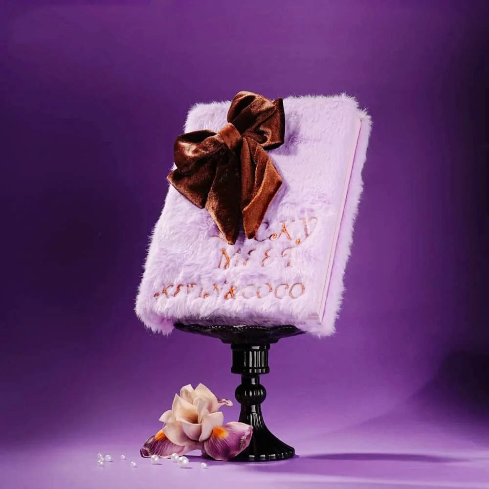 Paleta de Machiaj Tip Carte KEVIN & COCO, Model Purple Plush Bow Palette, 82 Culori, Trusa Completa pentru Ochi si Fata, Farduri, Blush, Iluminator si Contur, Design Catifelat cu Fundita, 22.8 x 17.4 x 4.6 cm, Roz
