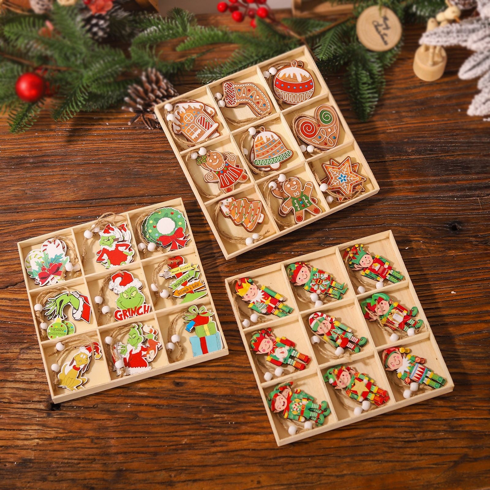 Set 18 Decoratiuni de Craciun din Lemn, cu Snur pentru Agatare in Brad, Model Grinch, Diferite Dimensiuni, Multicolor