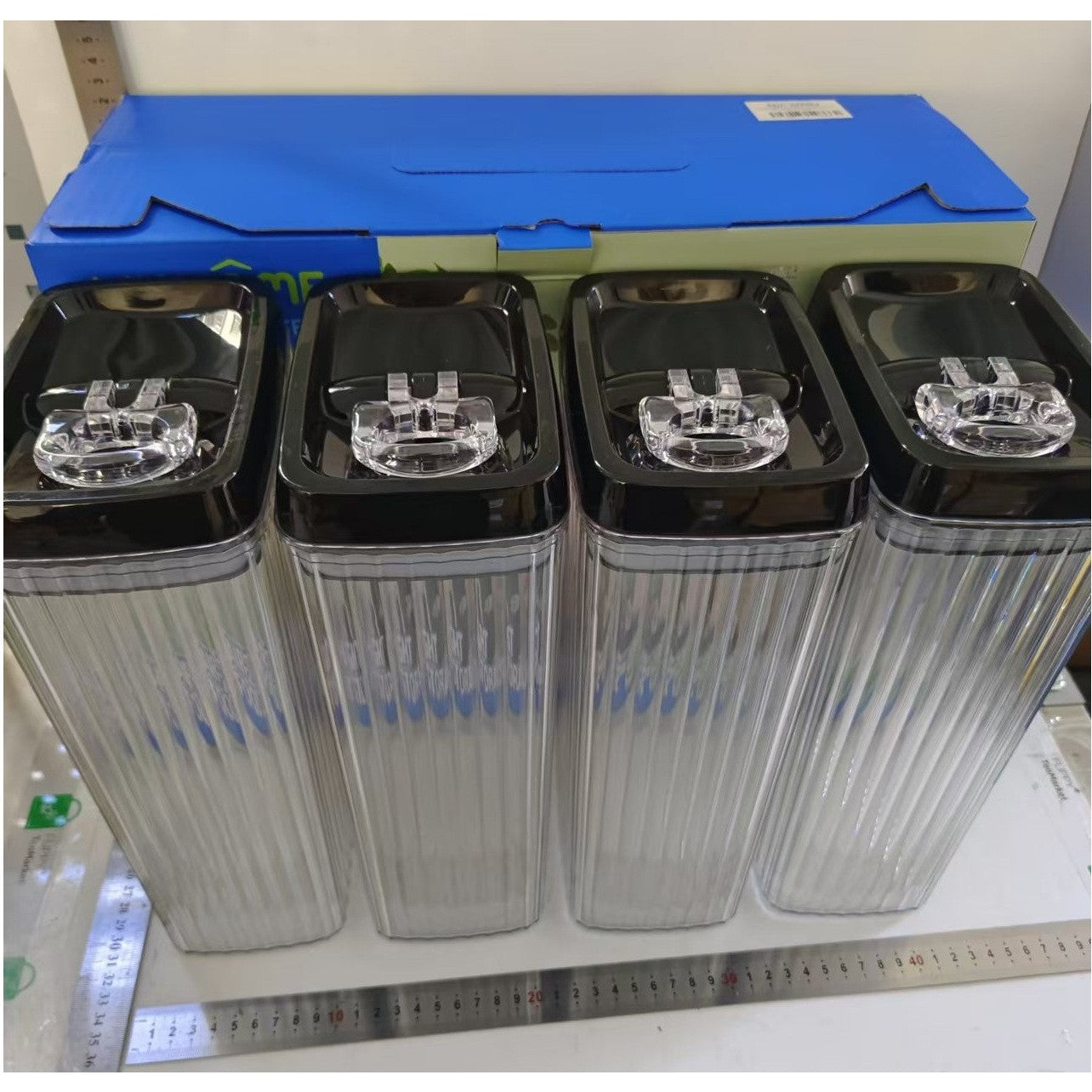 Set 4 Recipiente din Plastic, pentru Alimente/Obiecte, Inchidere Ermetica, Textura Ondulata, 4 x 3.3 l, Transparent