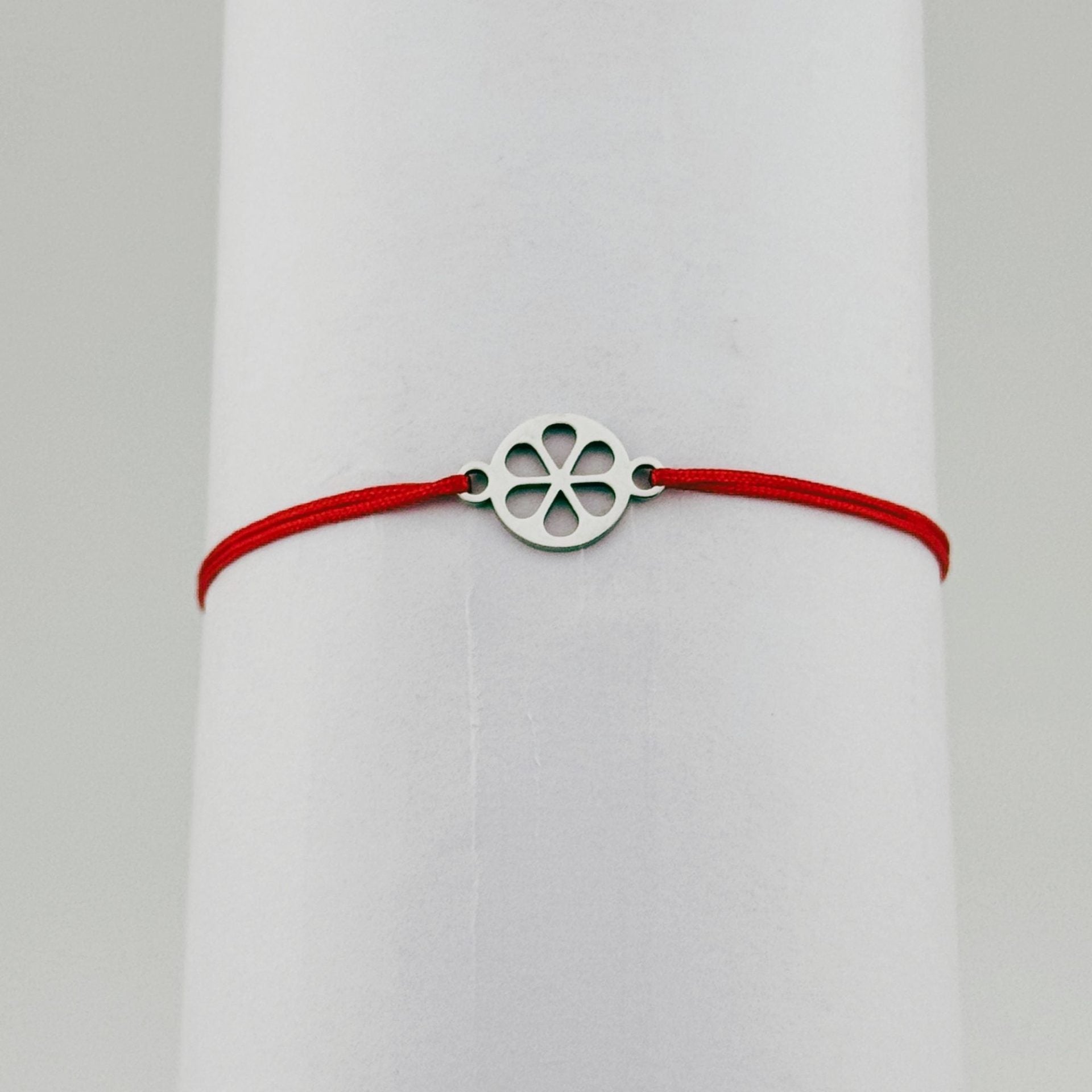Bratara Martisor pentru Dama, Model Floare in Cerc, Set 12 bucati, Pandativ Argintiu din Inox cu Snur Rosu Ajustabil