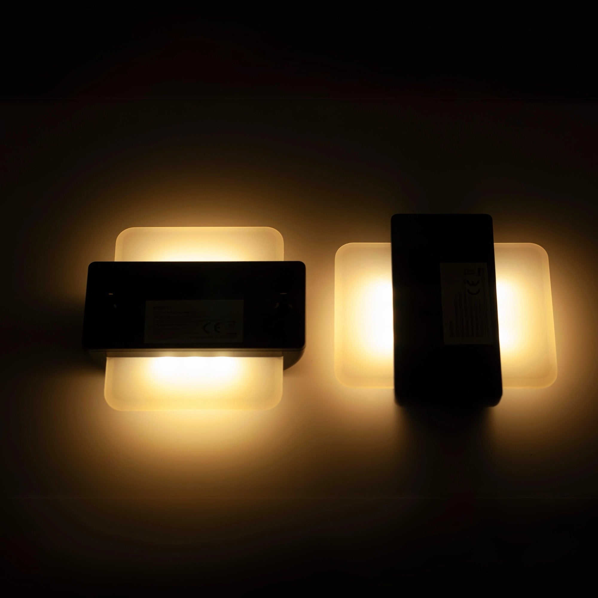 Set 2 lampi solare LED de perete, IP44 pentru exterior, autonomie 12 ore, 9x9x2.3cm, negru