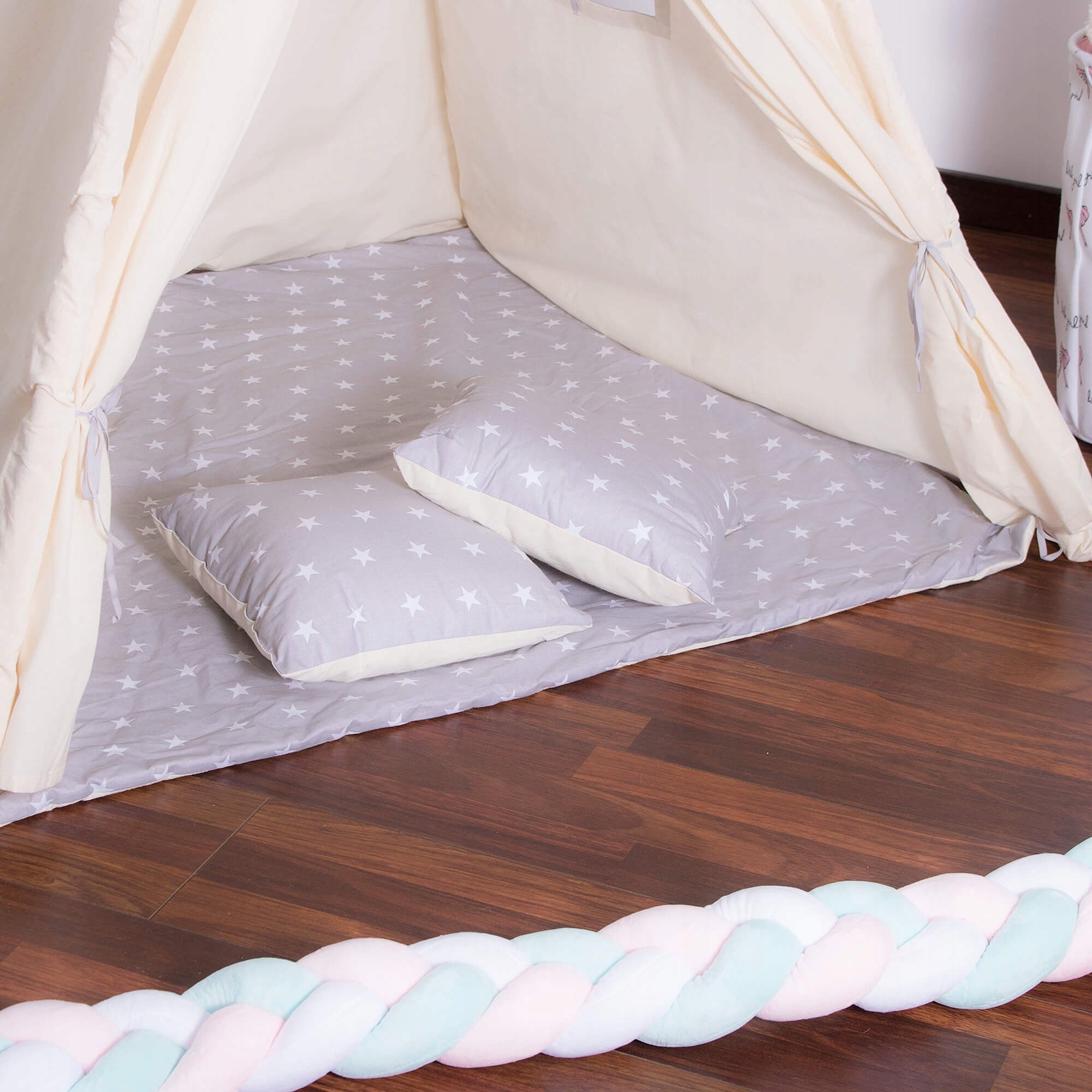 Cort copii Sersimo stil indian Teepee Tent cu fereastra, covoras gros si 2 perne, alb gri