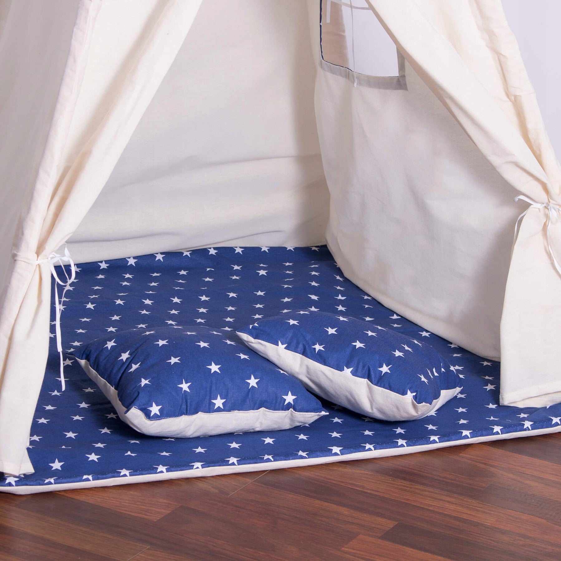 Cort copii Sersimo stil indian Teepee Tent cu fereastra, covoras gros si 2 perne, alb albastru inchis cu stelute