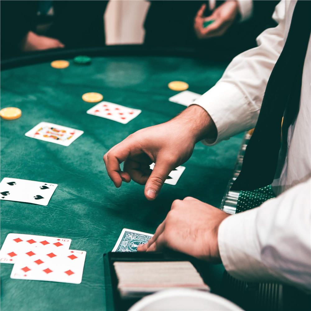 Set de Poker Complex cu 300 de jetoane, 2 seturi de carti, 5 zaruri, in servieta aluminiu