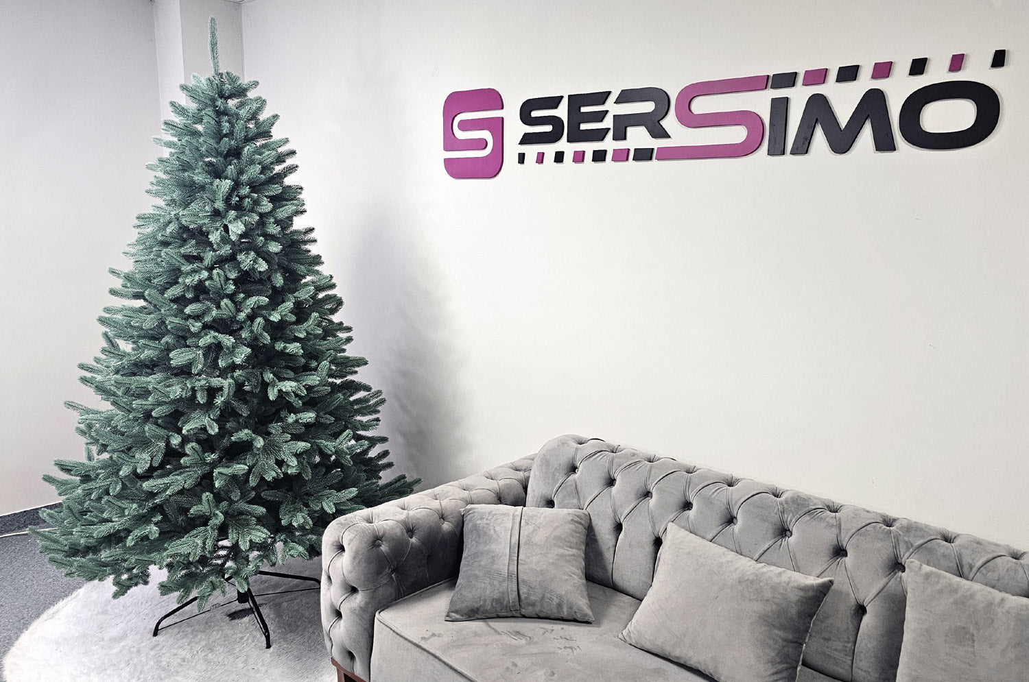 Brad artificial Christmas Deluxe by Sersimo, Laponia Select argintiu, integral 3D, 210cm