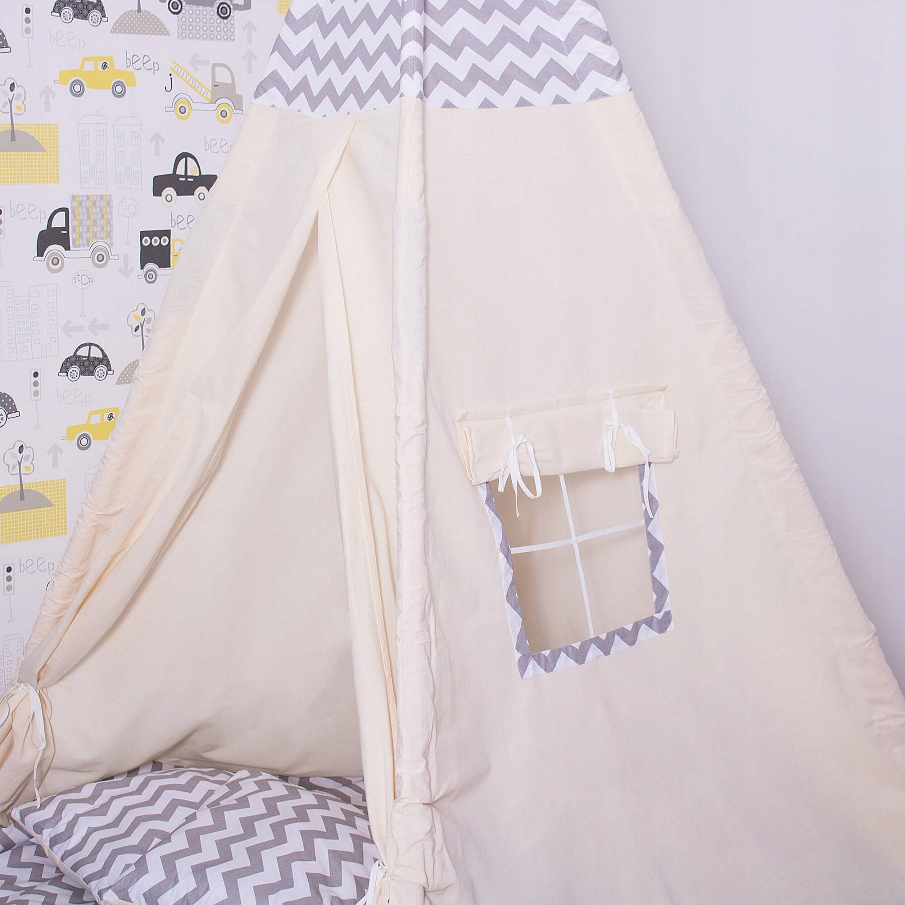 Cort copii Sersimo stil indian Teepee Tent cu fereastra, covoras gros si 2 perne, alb gri deschis zig zag