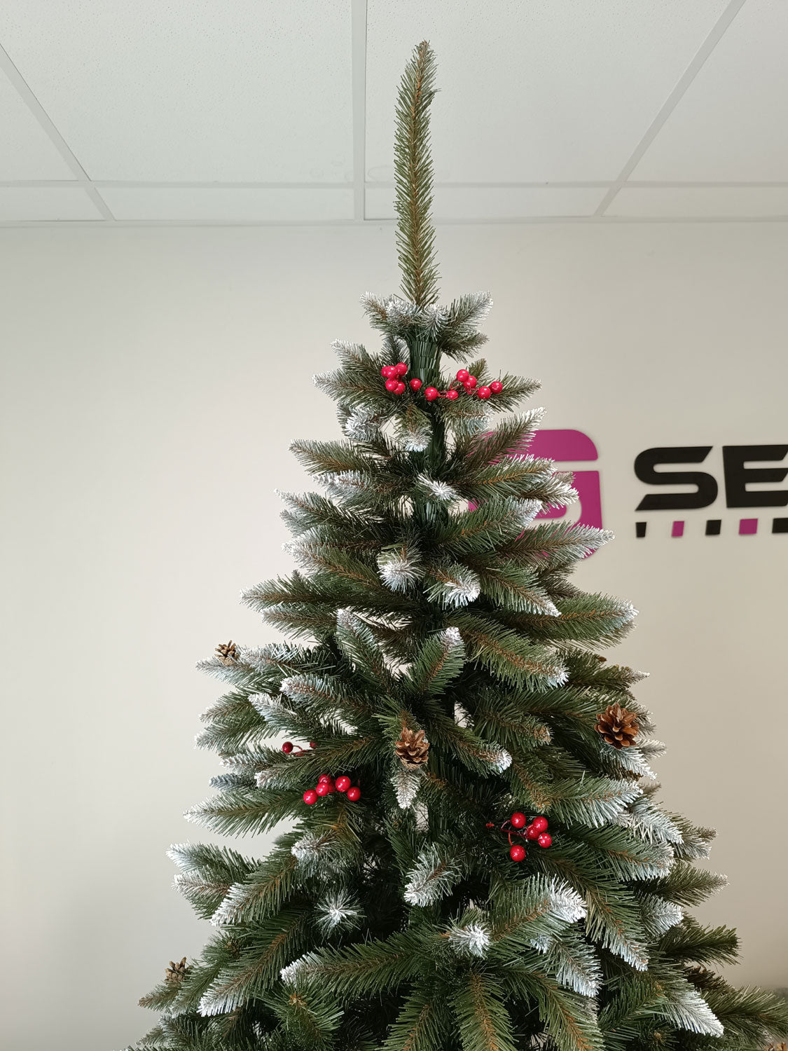Brad artificial Christmas Deluxe by Sersimo, Frasin de Munte, 2D, 240cm