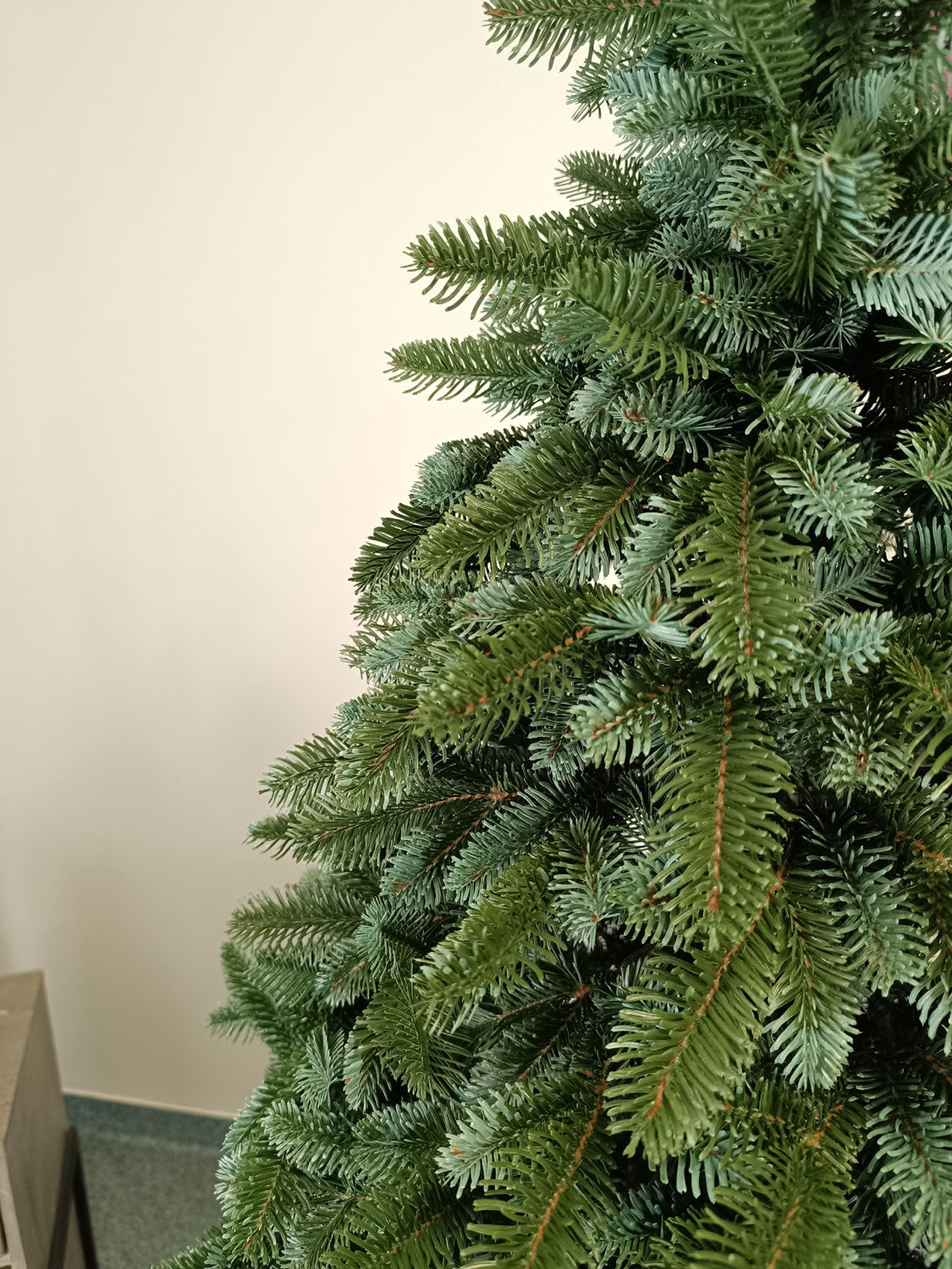 Brad artificial Christmas Deluxe by Sersimo, Canada argintiu, 3D,180cm