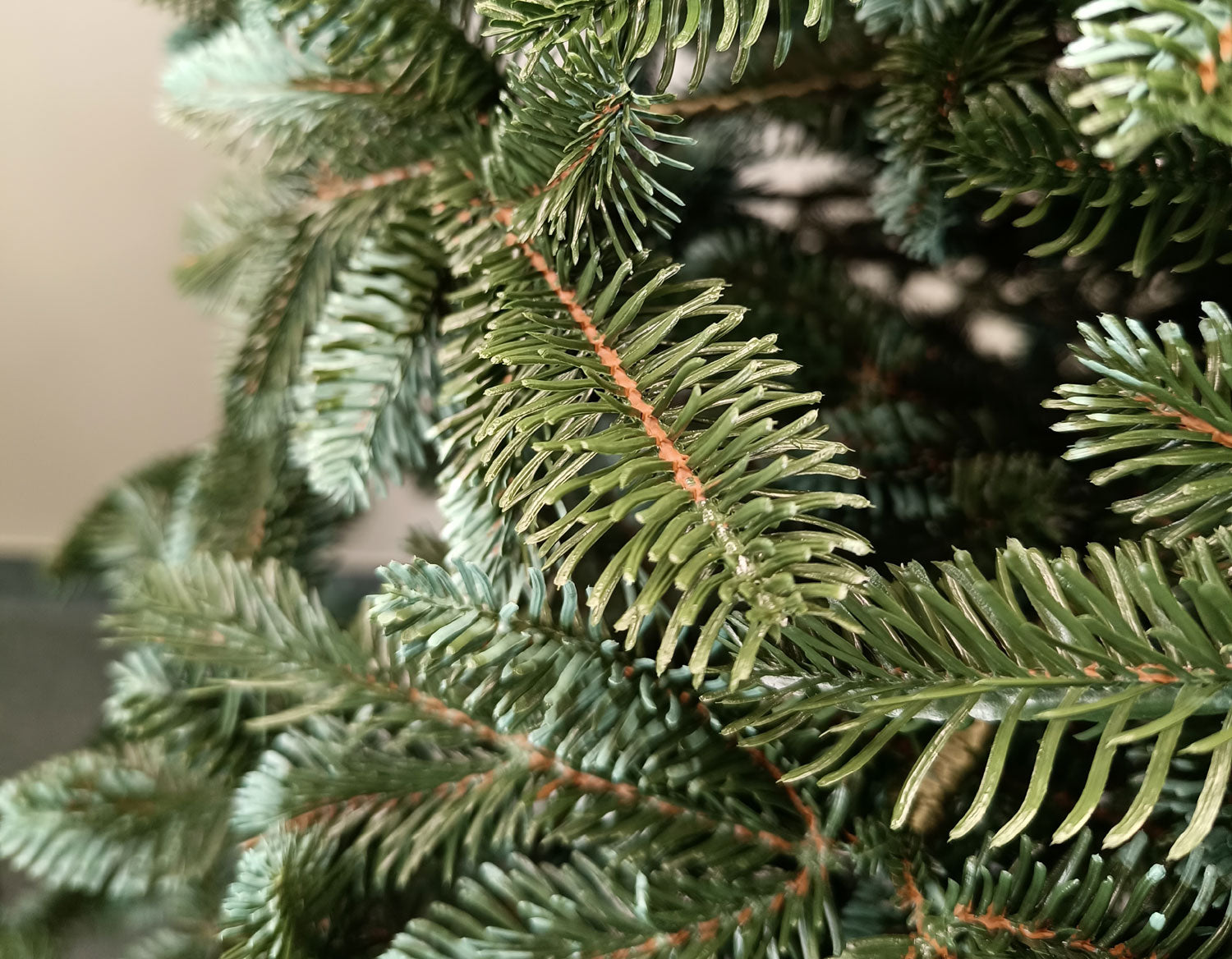 Brad artificial Christmas Deluxe by Sersimo, Canada argintiu, 3D, 210cm
