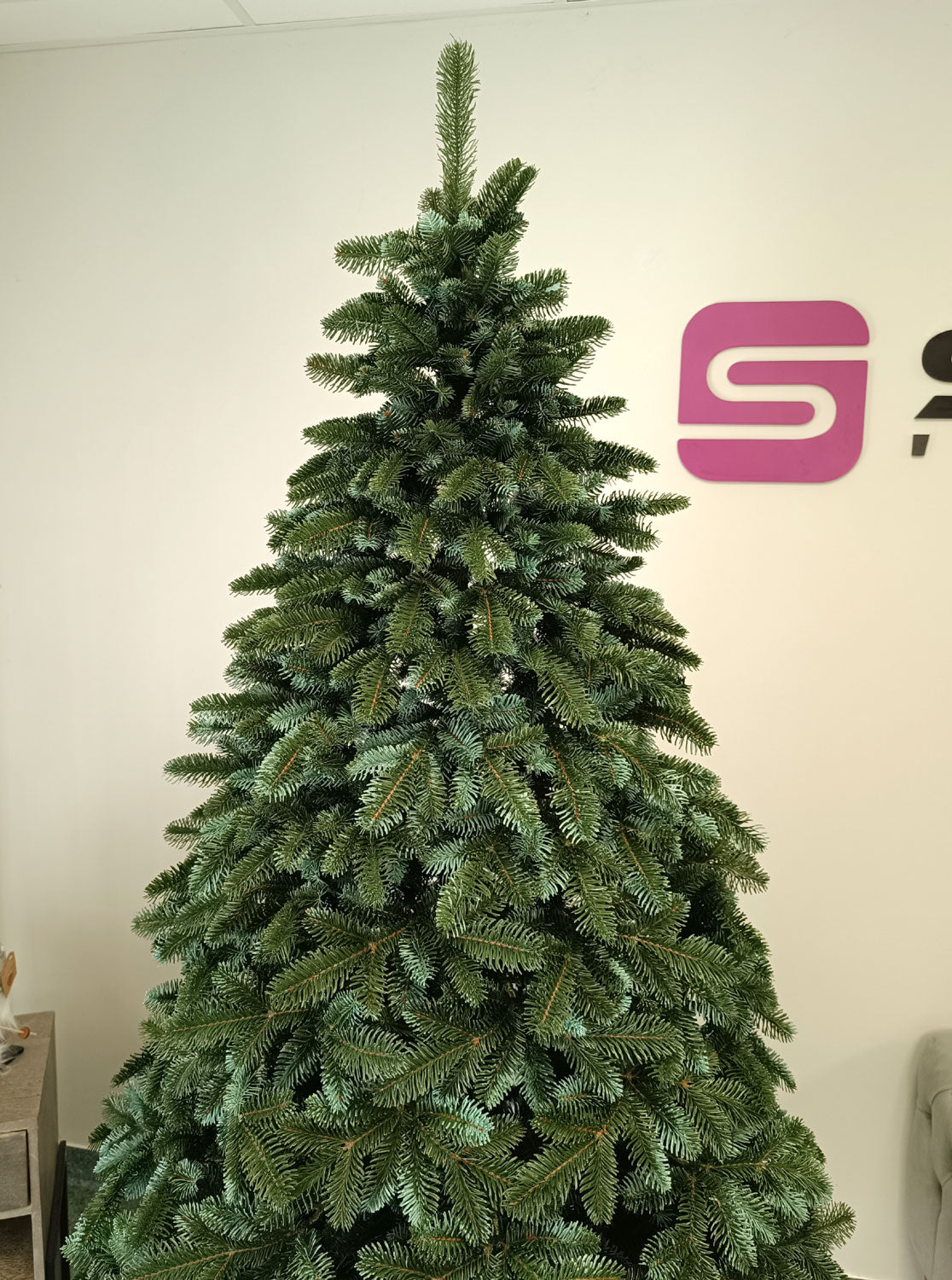 Brad artificial Christmas Deluxe by Sersimo, Canada argintiu, 3D, 210cm
