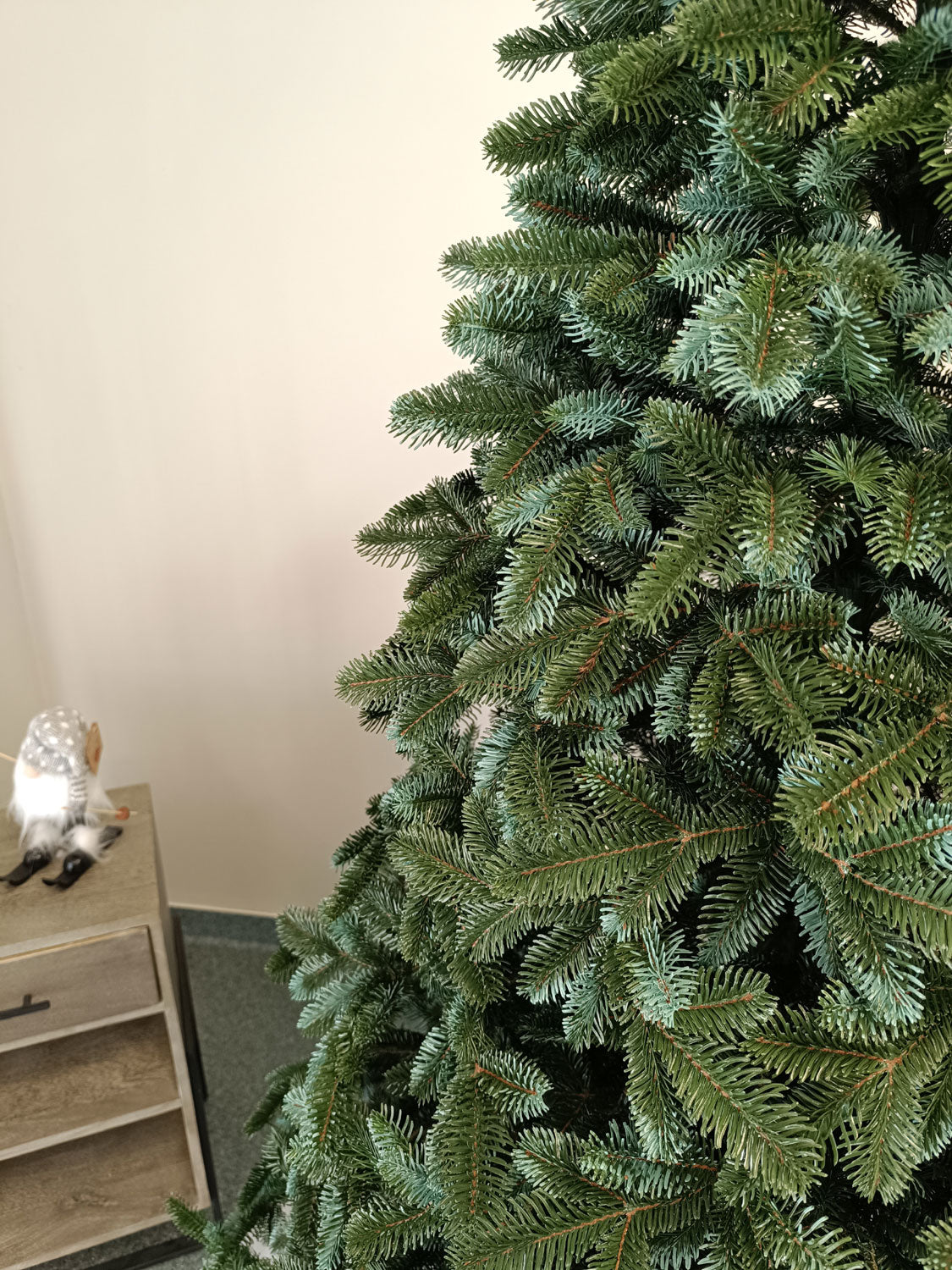 Brad artificial Christmas Deluxe by Sersimo, Canada argintiu, 3D, 210cm