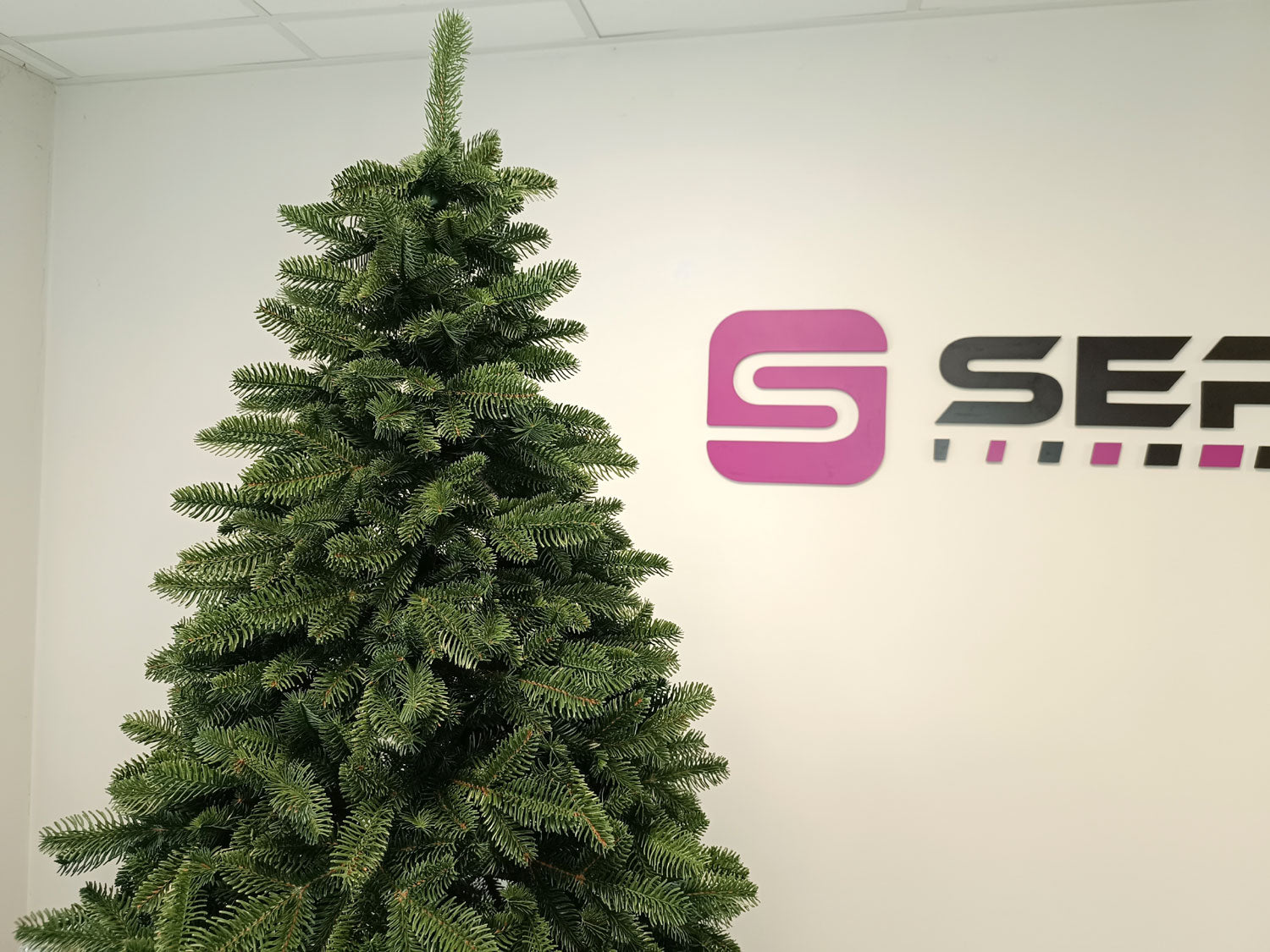 Brad artificial Christmas Deluxe by Sersimo, Canada verde, 3D, 210cm