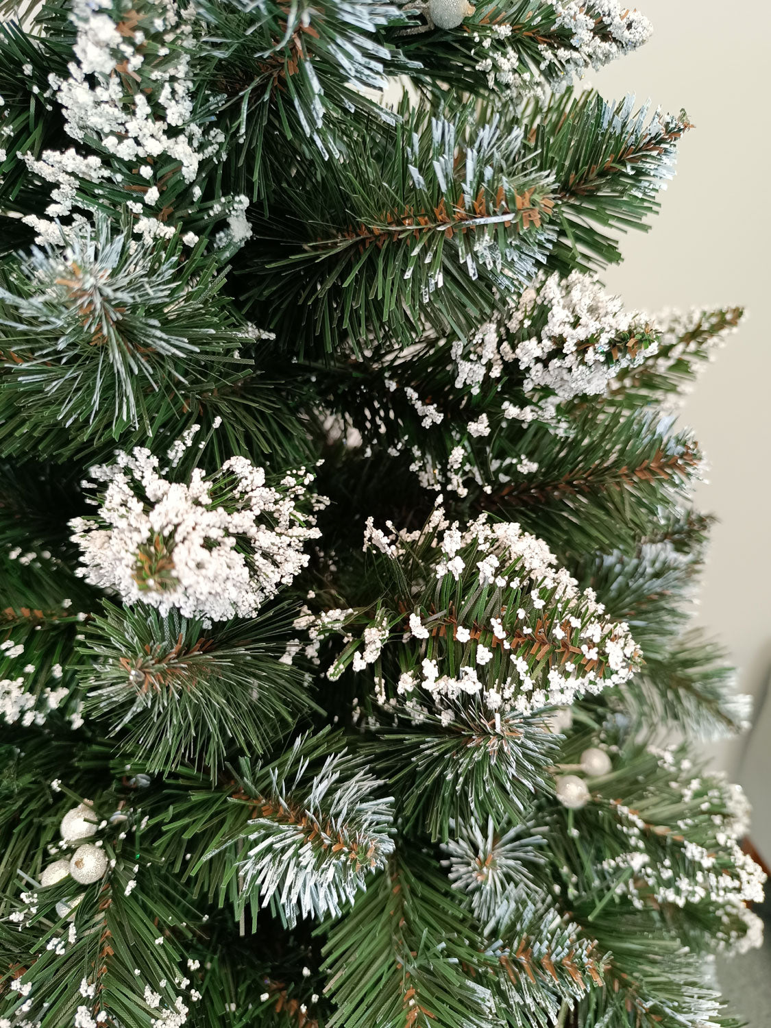 Brad artificial Christmas Deluxe by Sersimo, Crystal nins cu merisoare, 2D, 180cm