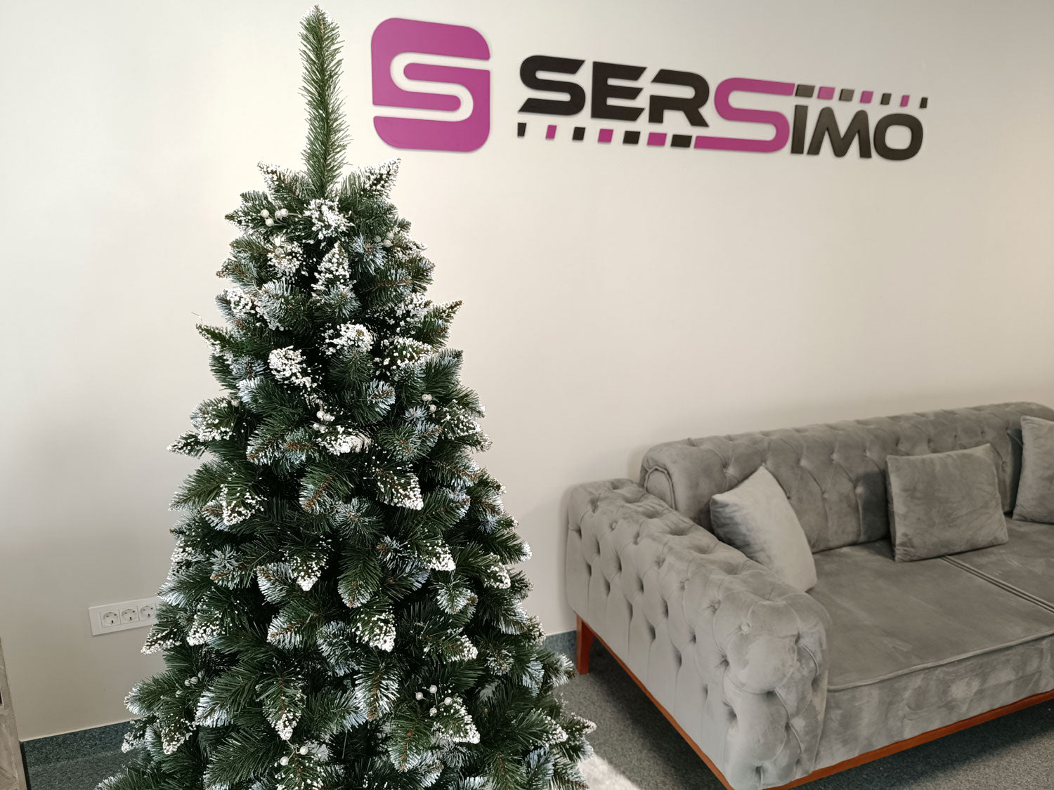 Brad artificial Christmas Deluxe by Sersimo, Crystal nins cu merisoare, 2D, 180cm
