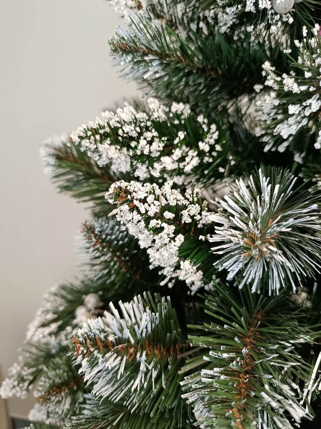 Brad artificial Christmas Deluxe by Sersimo, Crystal nins cu merisoare, 2D, 200cm