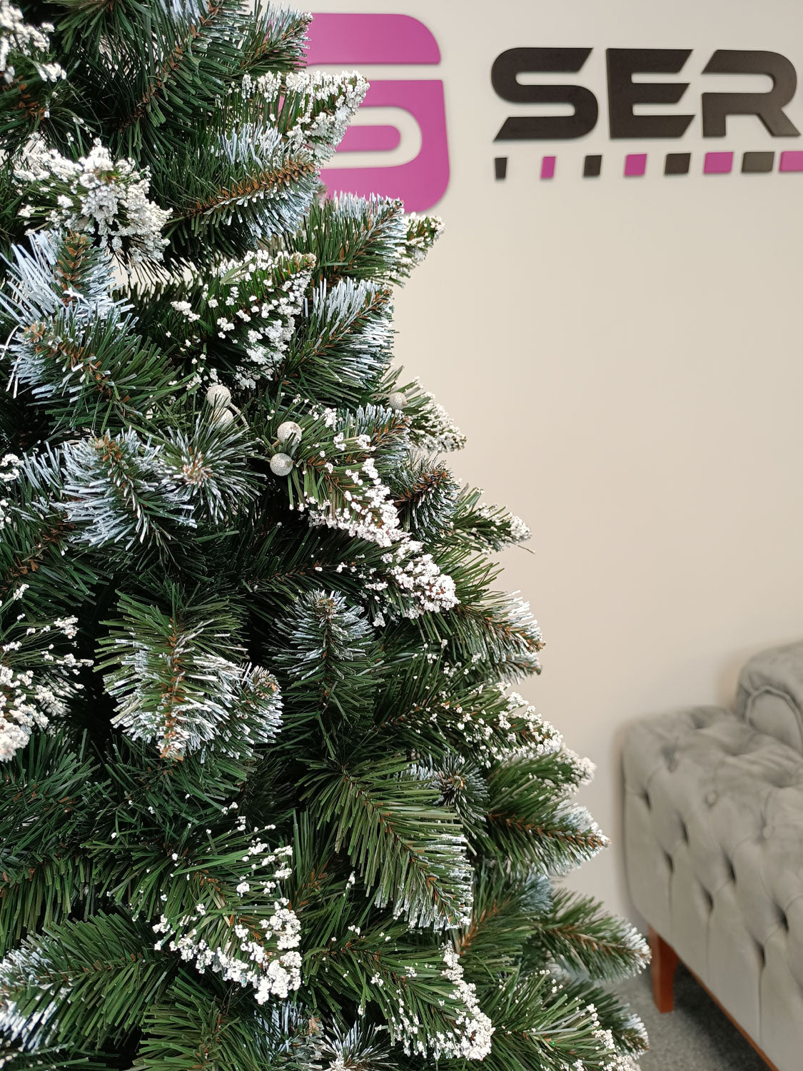 Brad artificial Christmas Deluxe by Sersimo, Crystal nins cu merisoare, 2D, 200cm