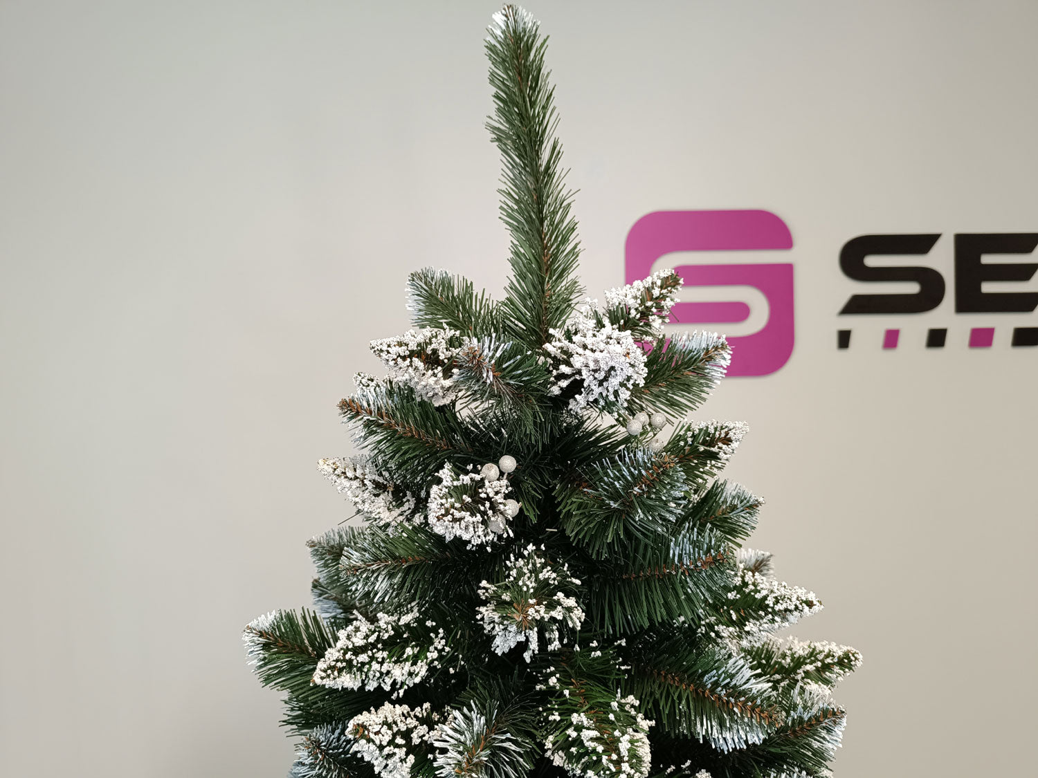 Brad artificial Christmas Deluxe by Sersimo, Crystal nins cu merisoare, 2D, 200cm