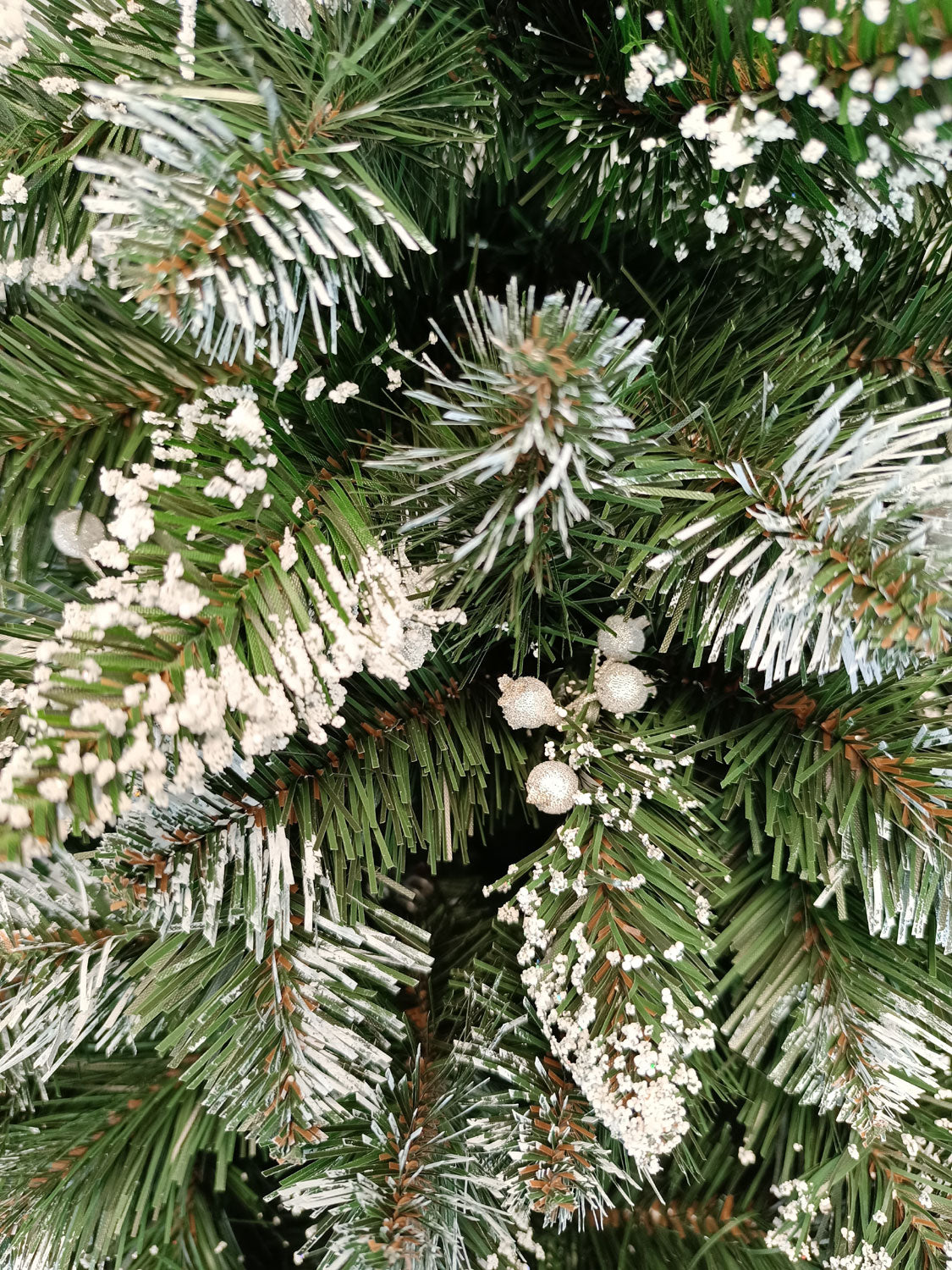 Brad artificial Christmas Deluxe by Sersimo, Crystal nins cu merisoare, 2D, 220cm