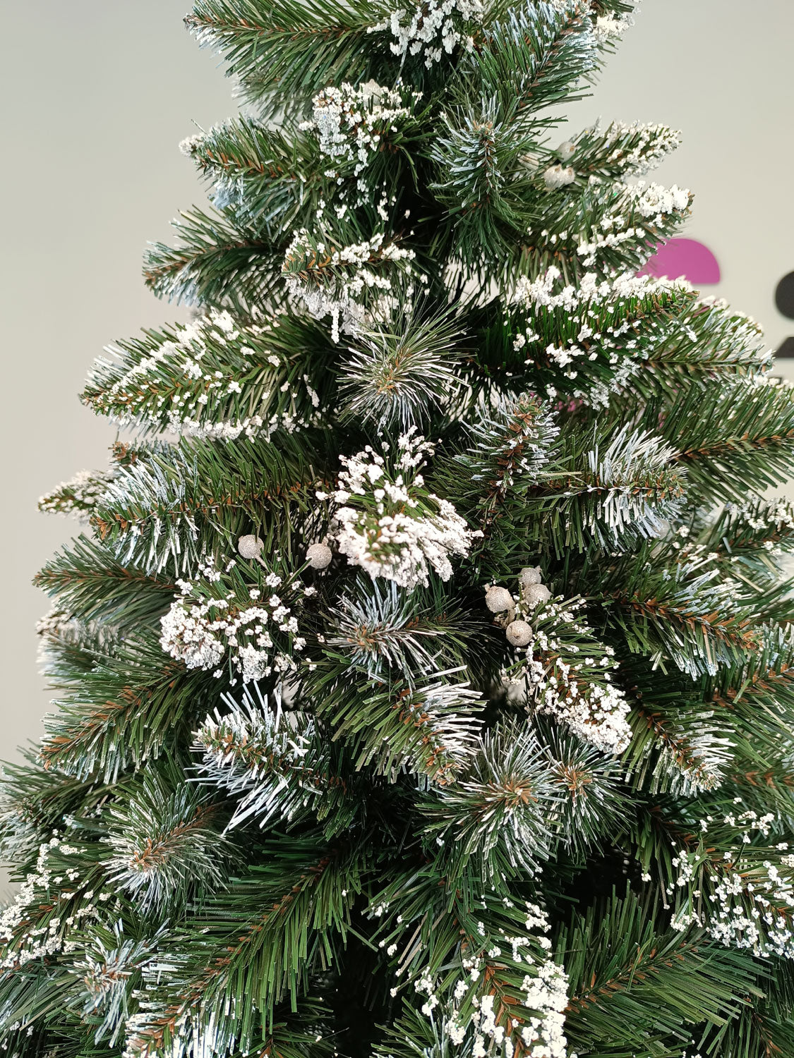Brad artificial Christmas Deluxe by Sersimo, Crystal nins cu merisoare, 2D, 220cm