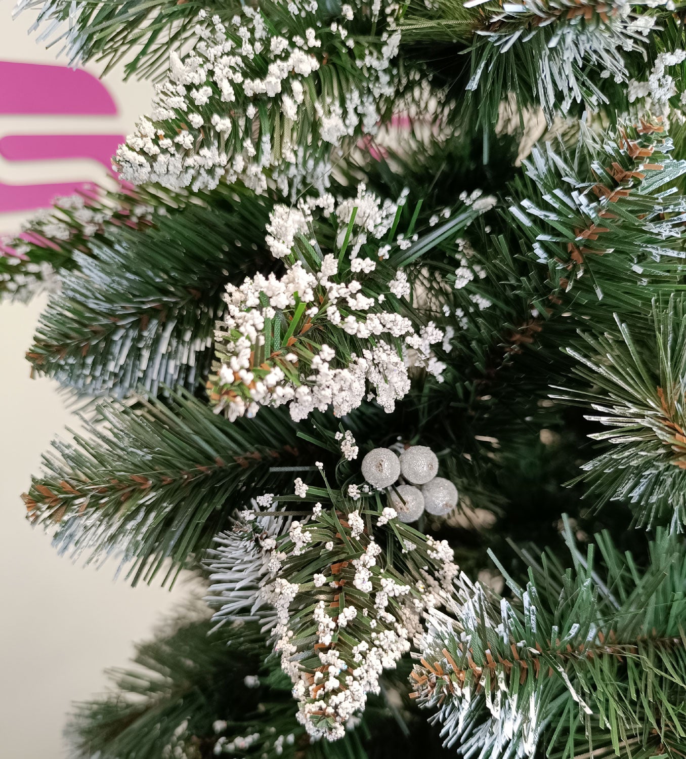 Brad artificial Christmas Deluxe by Sersimo, Crystal nins cu merisoare, 2D, 250cm