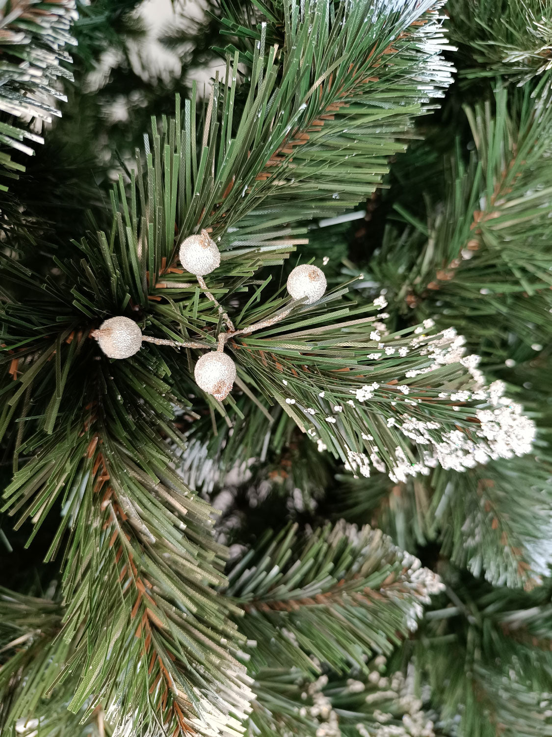 Brad artificial Christmas Deluxe by Sersimo, Crystal nins cu merisoare, 2D, 250cm