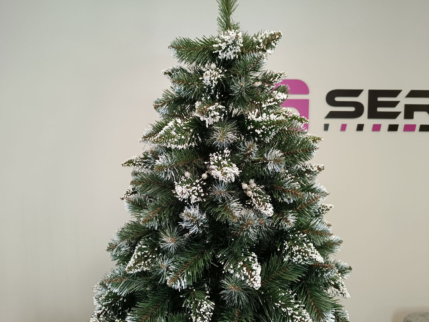 Brad artificial Christmas Deluxe by Sersimo, Crystal nins cu merisoare, 2D, 220cm