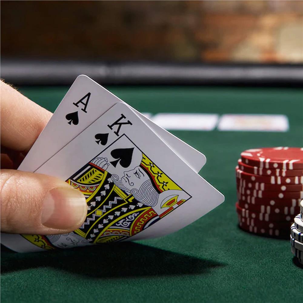 Set de Poker Complex cu 500 de jetoane, covoras verde, 2 seturi de carti, 5 zaruri, in servieta aluminiu