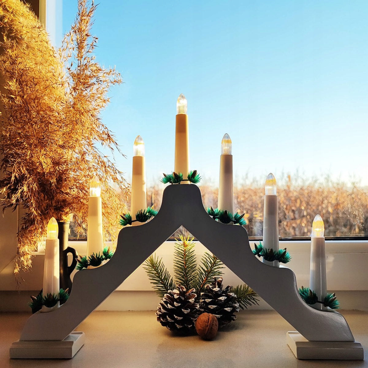 Lumanari decorative de Craciun, stand de lemn, 7 becuri tip LED, culoare alba