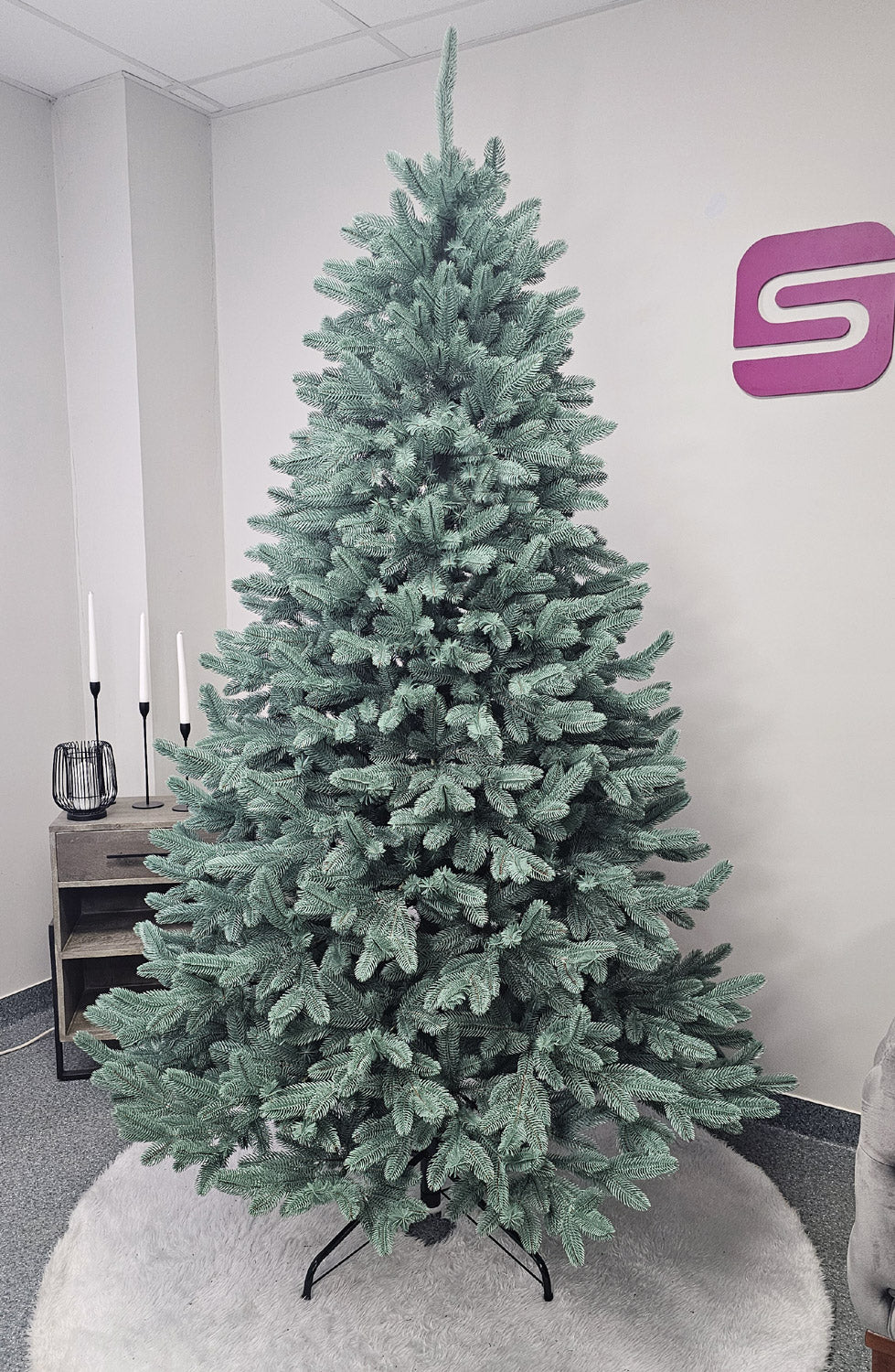 Brad artificial Christmas Deluxe by Sersimo, Laponia Select argintiu, integral 3D, 230cm